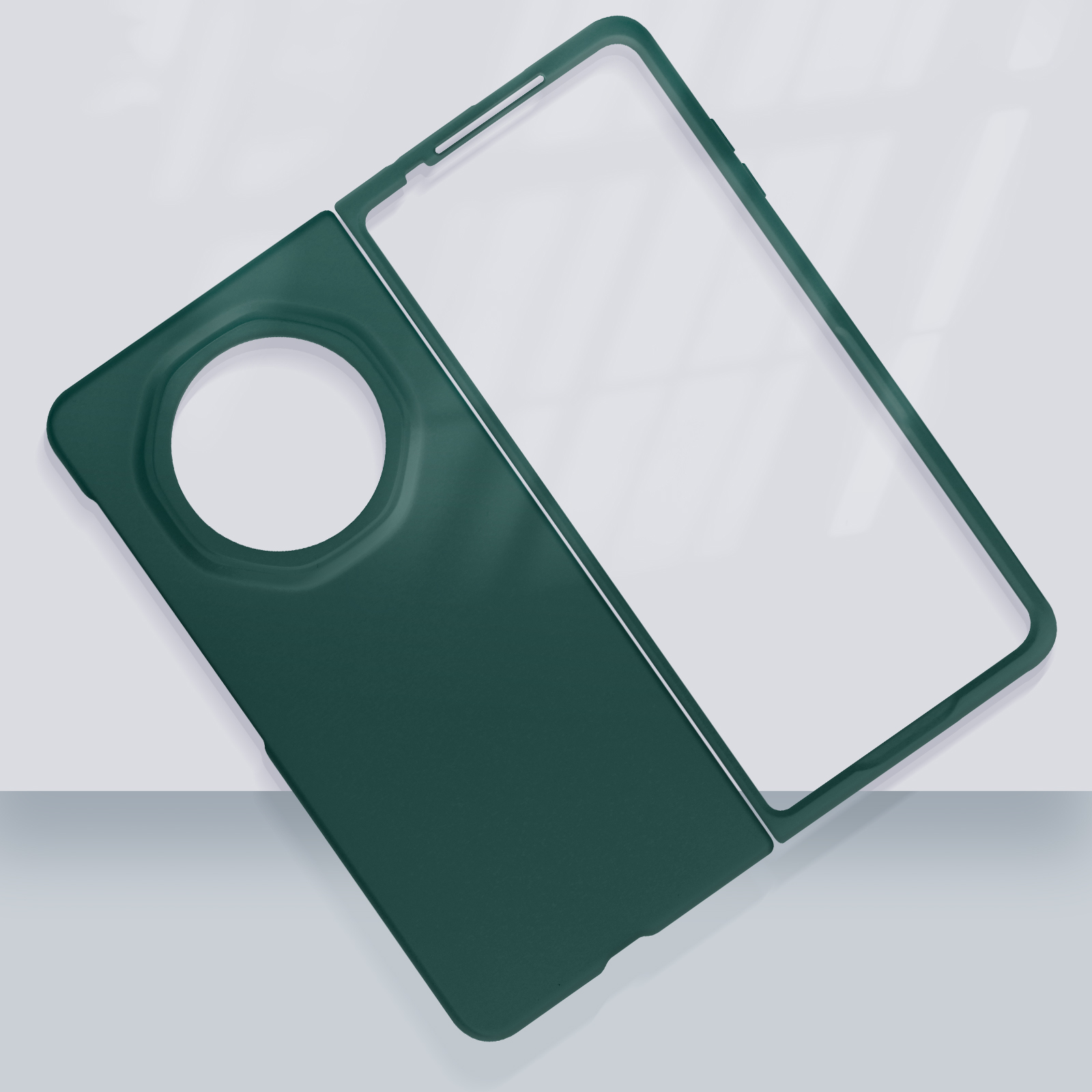 Una custodia per telefono verde scuro con una cornice trasparente. La custodia è angolata su una superficie bianca.