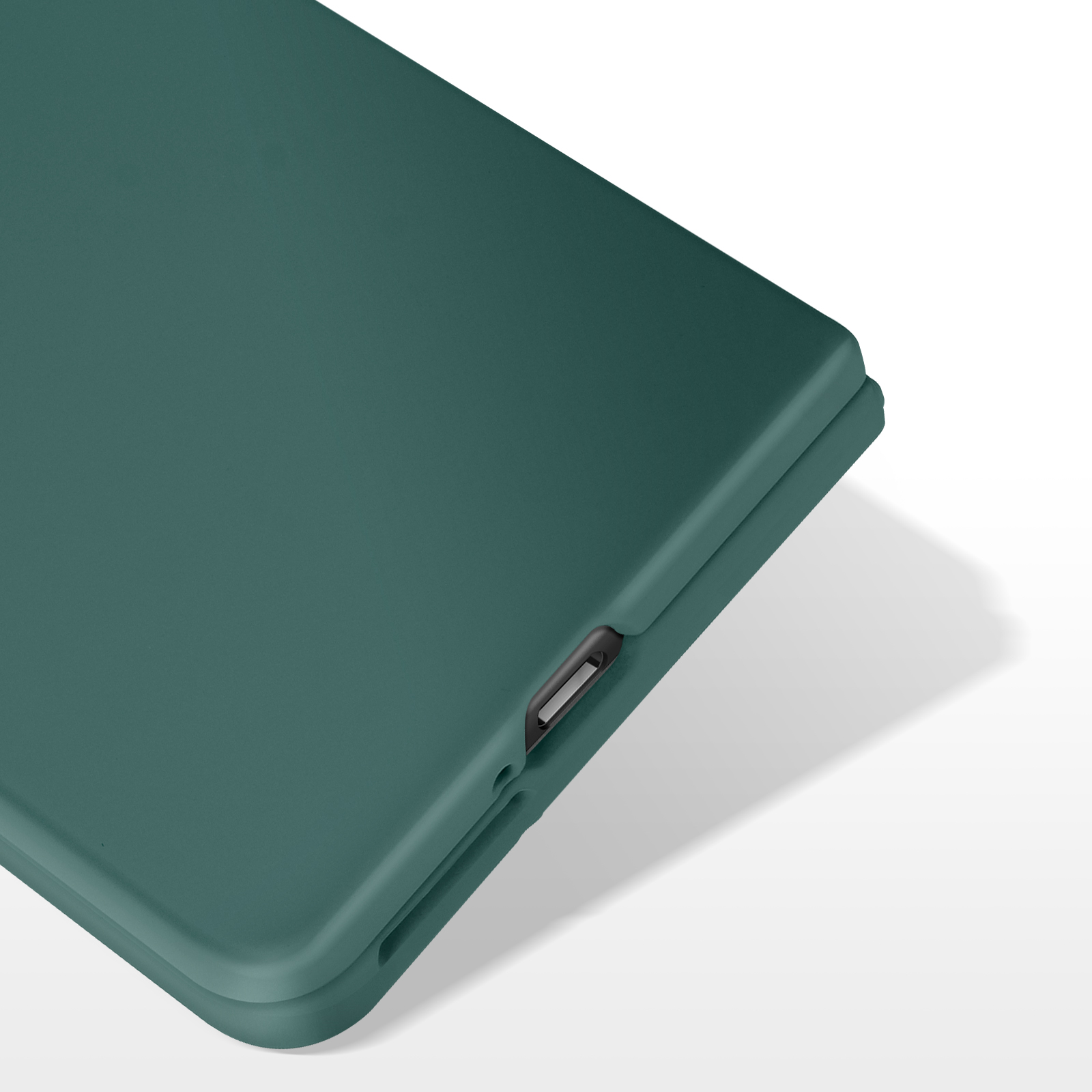 Primo piano di una custodia per telefono verde acqua, lato con porta di ricarica visibile.