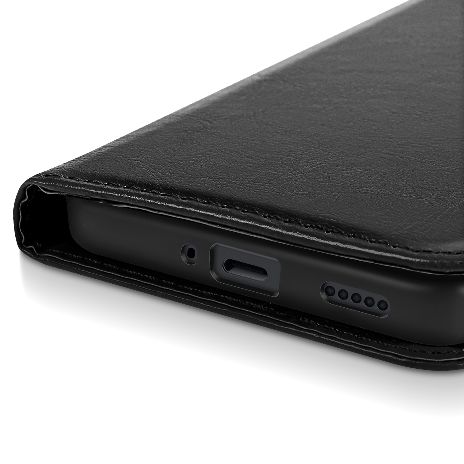 Primo piano di un telefono nero con porte. Sfondo bianco. Custodia nera.