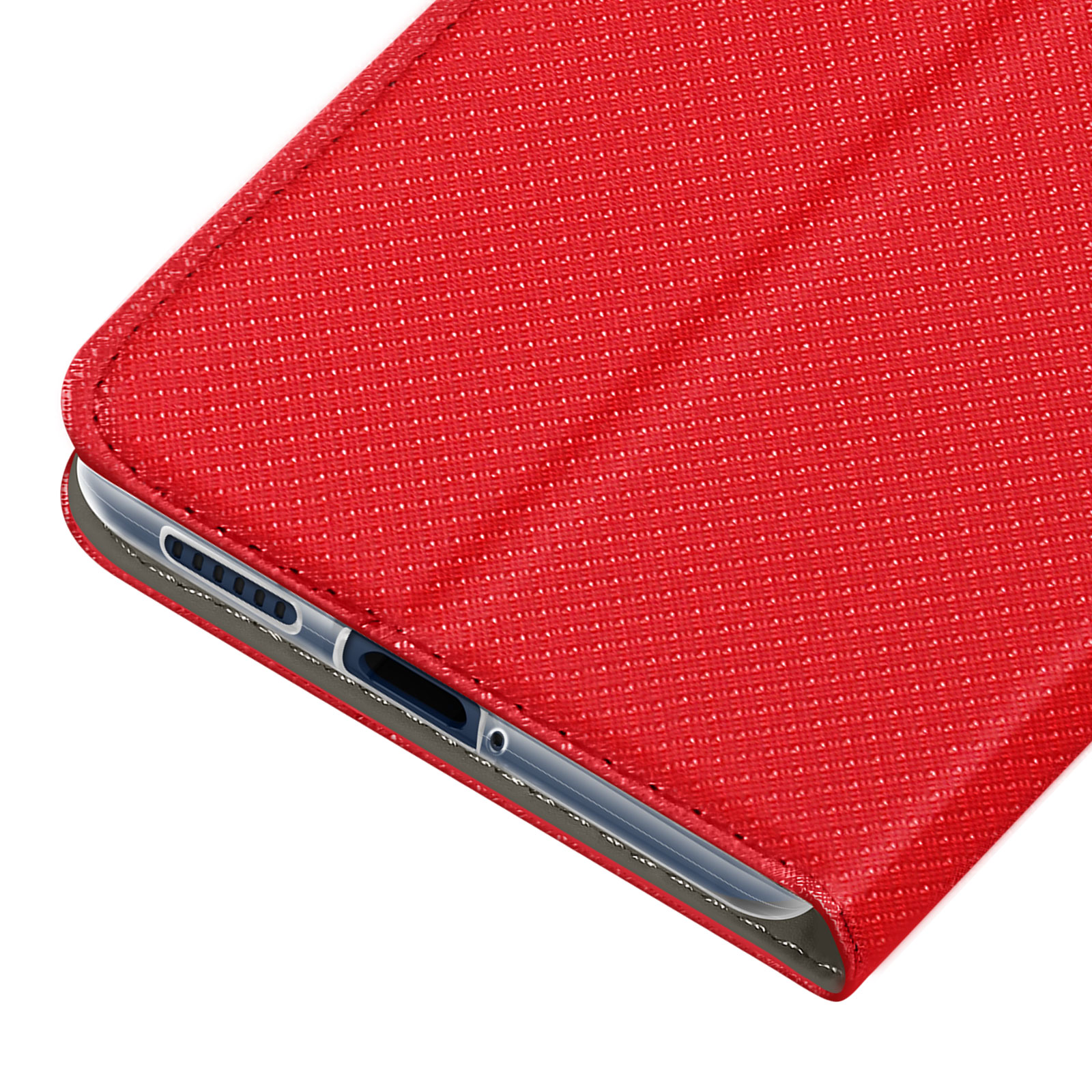 Primo piano di una custodia per telefono rossa con le porte del telefono visibili. Sfondo bianco.