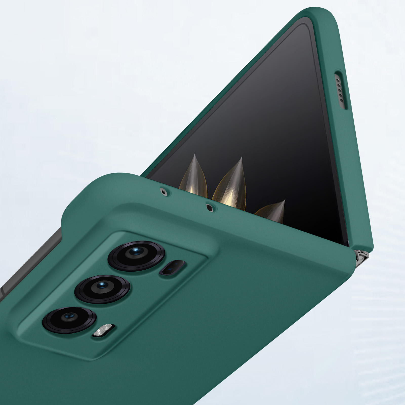 Custodia per telefono. Schermo del telefono visibile. Custodia verde. Tre fotocamere visibili. Sfondo chiaro.