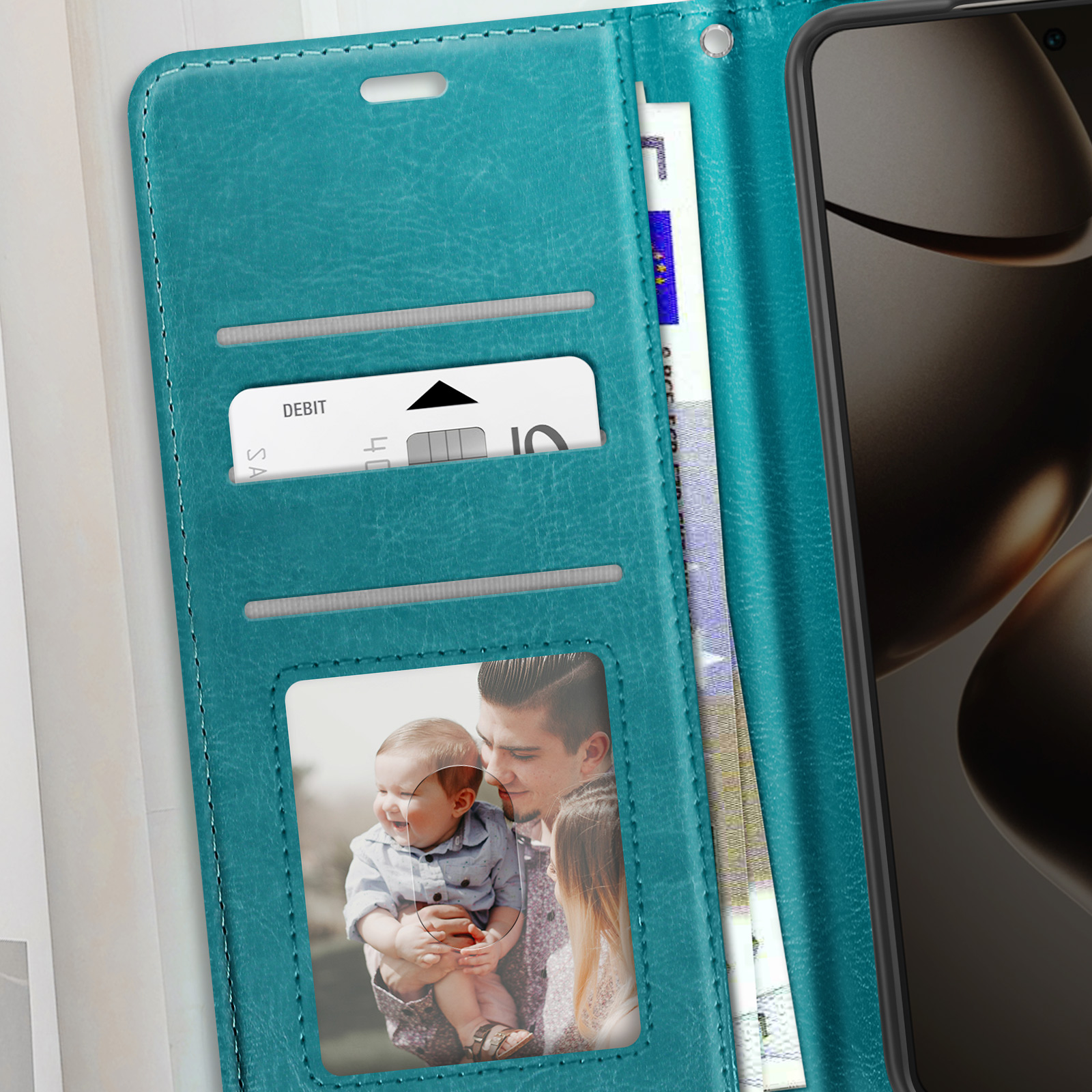 Custodia per telefono turchese aperta, con fessure per carte e foto di famiglia. Telefono visibile.