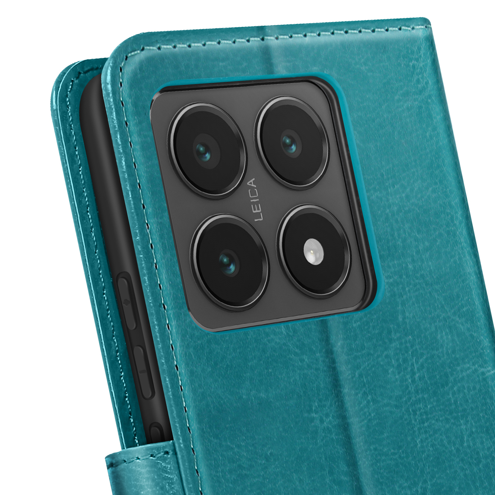Primo piano di una custodia in pelle verde acqua con telefono e obiettivi. Sfondo bianco.