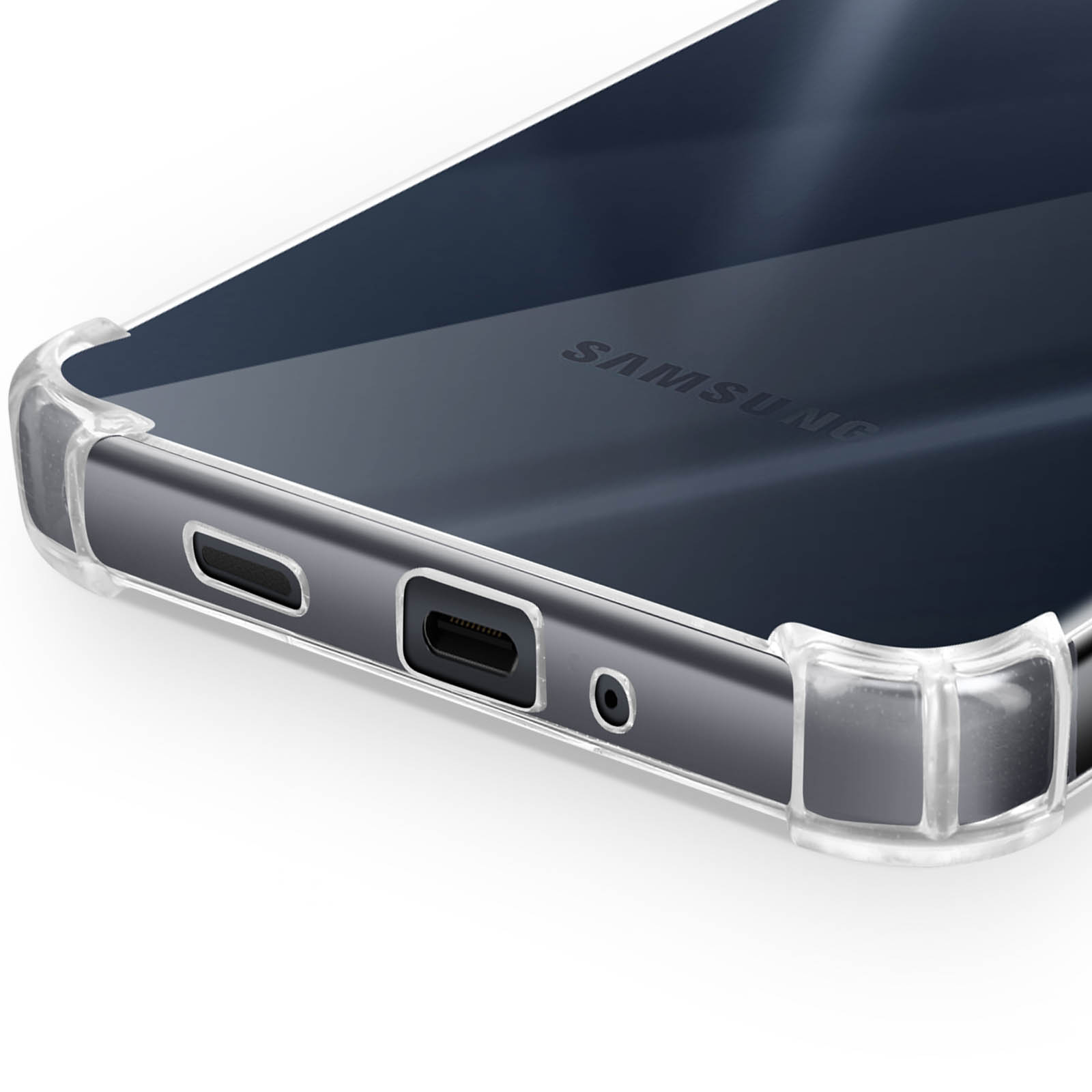Primo piano di una custodia trasparente su un telefono. Logo SAMSUNG visibile. Sfondo bianco.