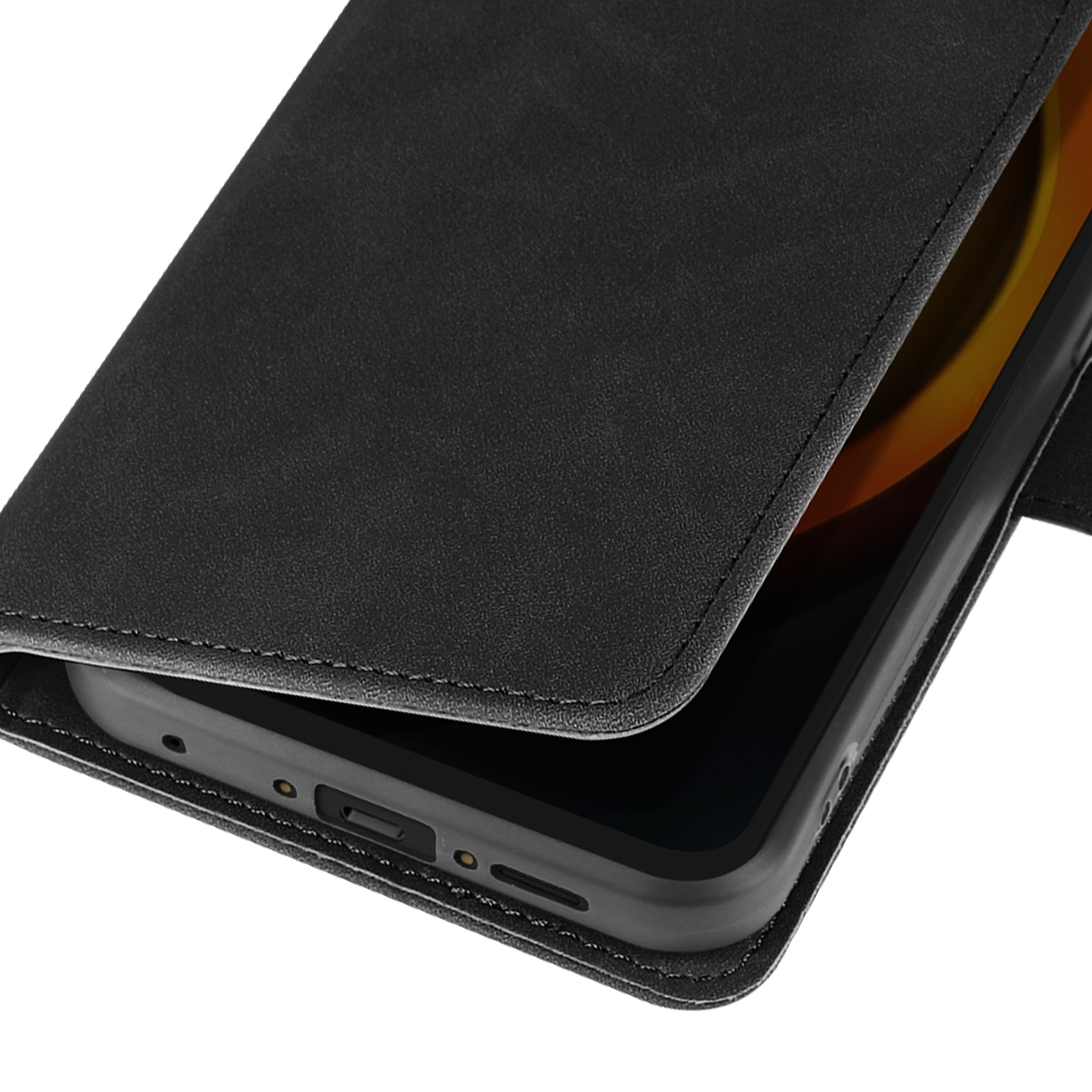 Nahaufnahme einer schwarzen Handyhülle, geöffnet und mit einem Telefon darin. Das Telefon ist schwarz.