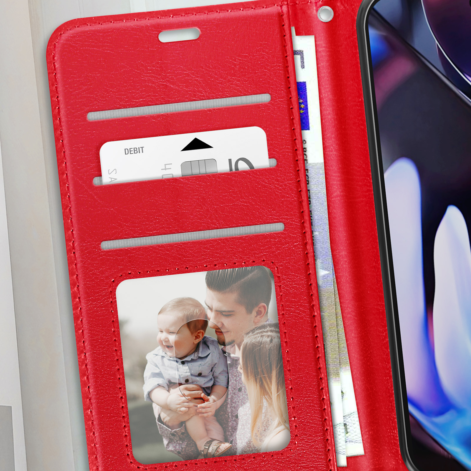 Custodia rossa con foto di famiglia e carte. Il telefono è al centro.