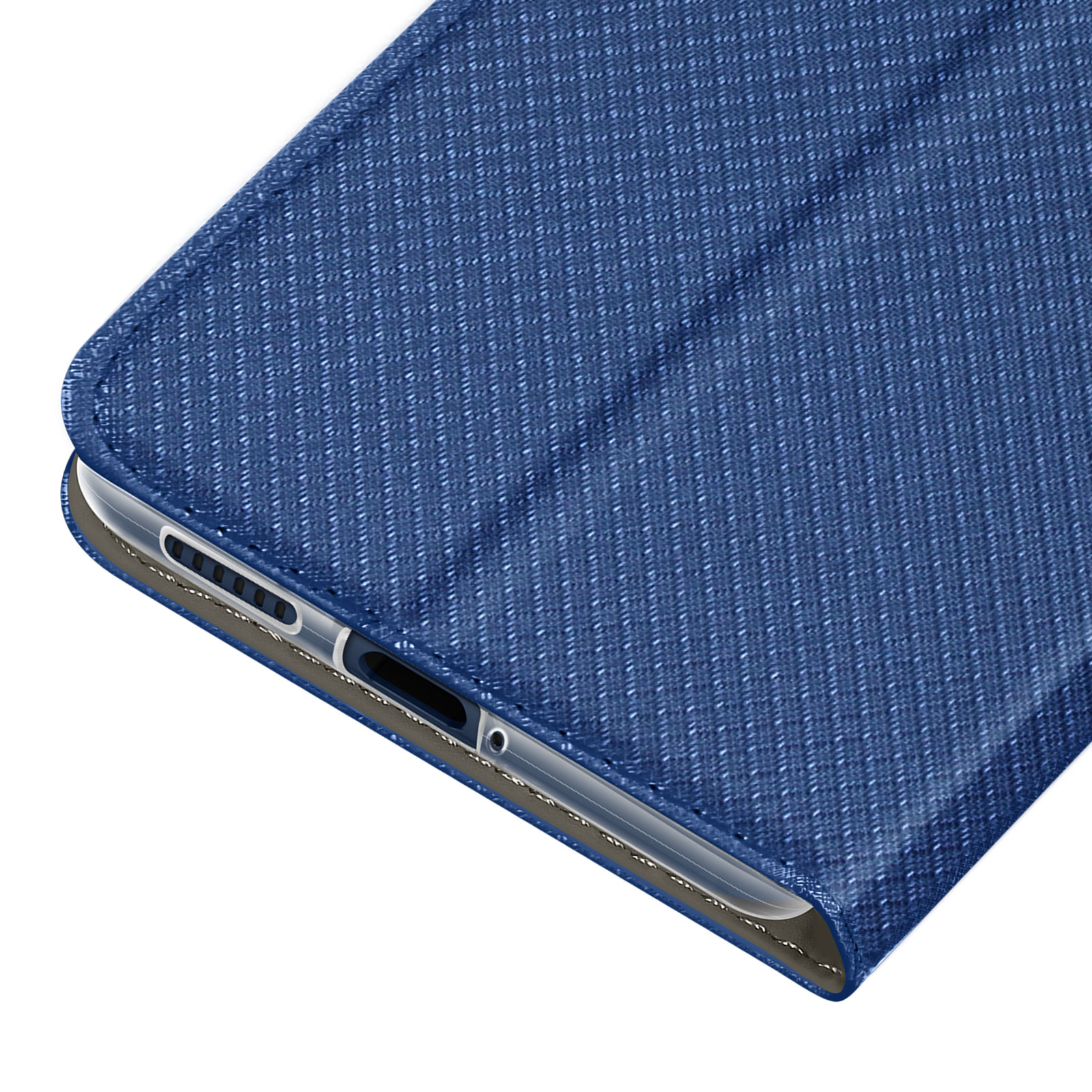 Custodia blu per telefono, primo piano. Copertura in tessuto strutturato parzialmente aperta. Bordo del telefono visibile, con porta e fotocamera.