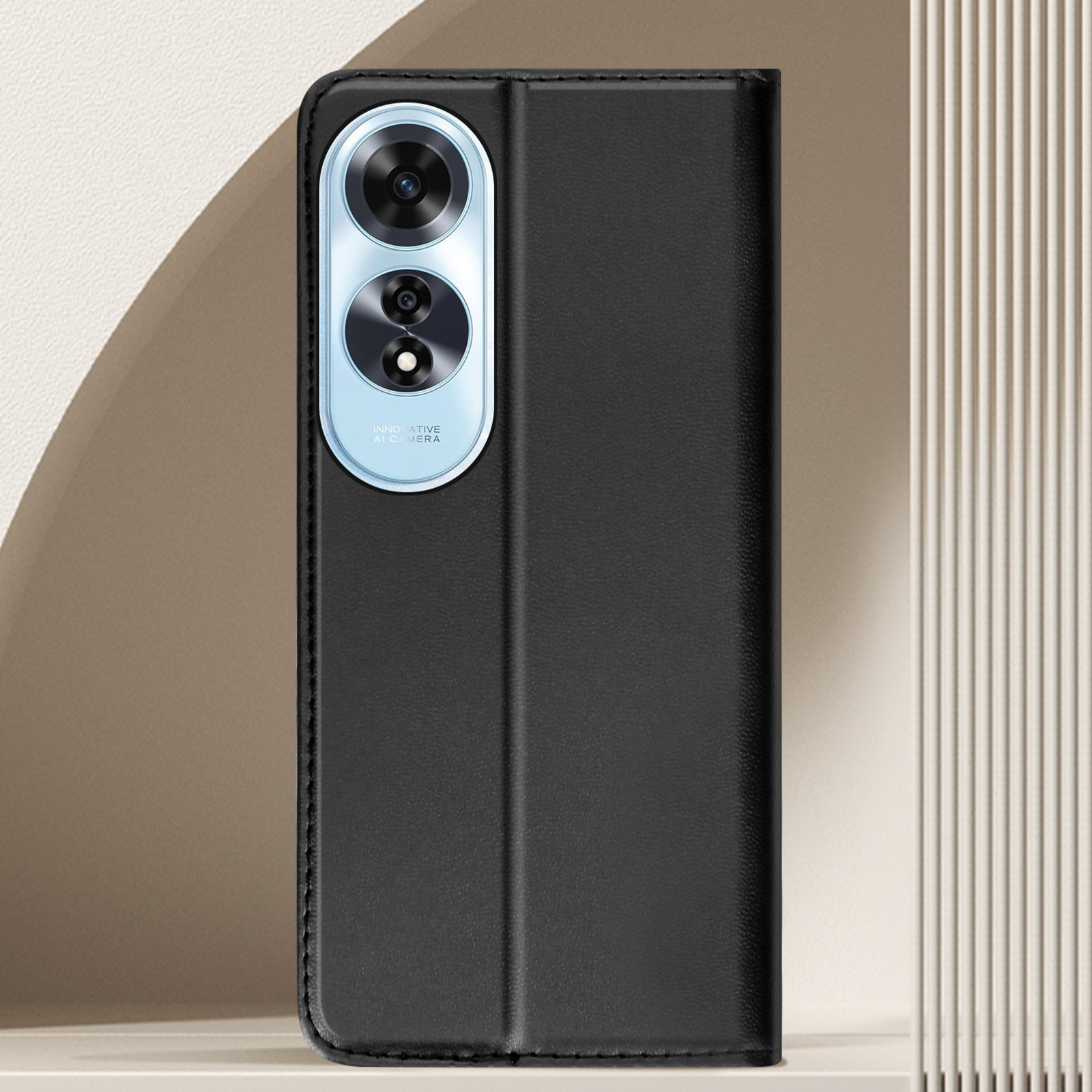 Custodia per telefono nera con un telefono nero all'interno. Fotocamera sul telefono.