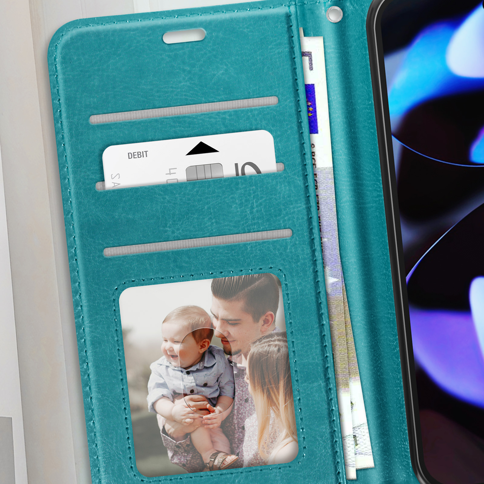 Custodia per telefono verde acqua aperta con fessure per carte, foto di famiglia e valuta.