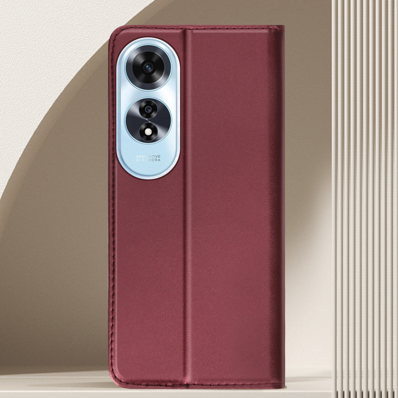 Custodia per telefono bordeaux chiusa, con il telefono all'interno. Il telefono ha una fotocamera.