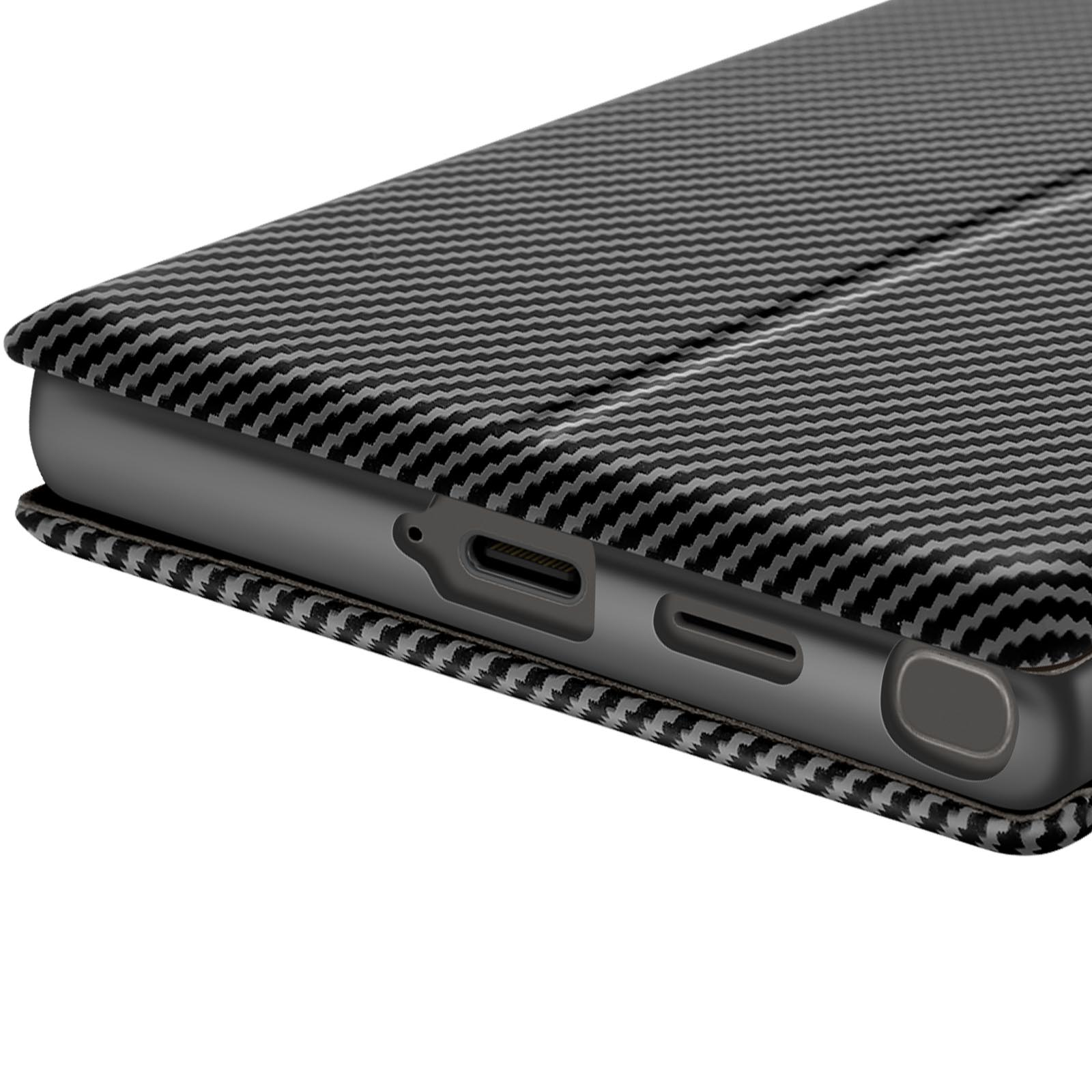 Primo piano di una custodia per telefono con texture in fibra di carbonio. Il colore è nero e grigio.