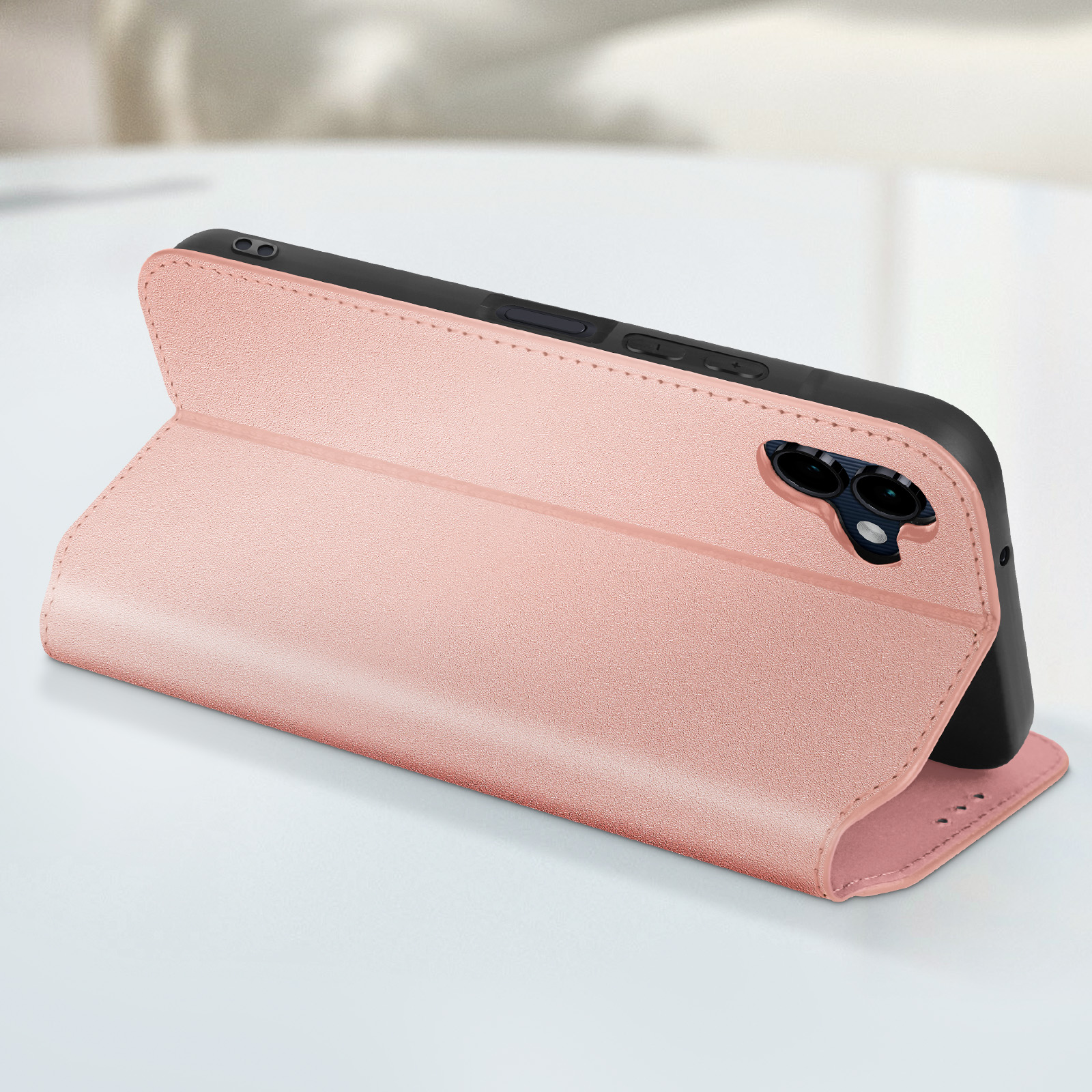 Custodia per telefono rosa aperta. Il telefono è dentro. La custodia è su una superficie bianca.
