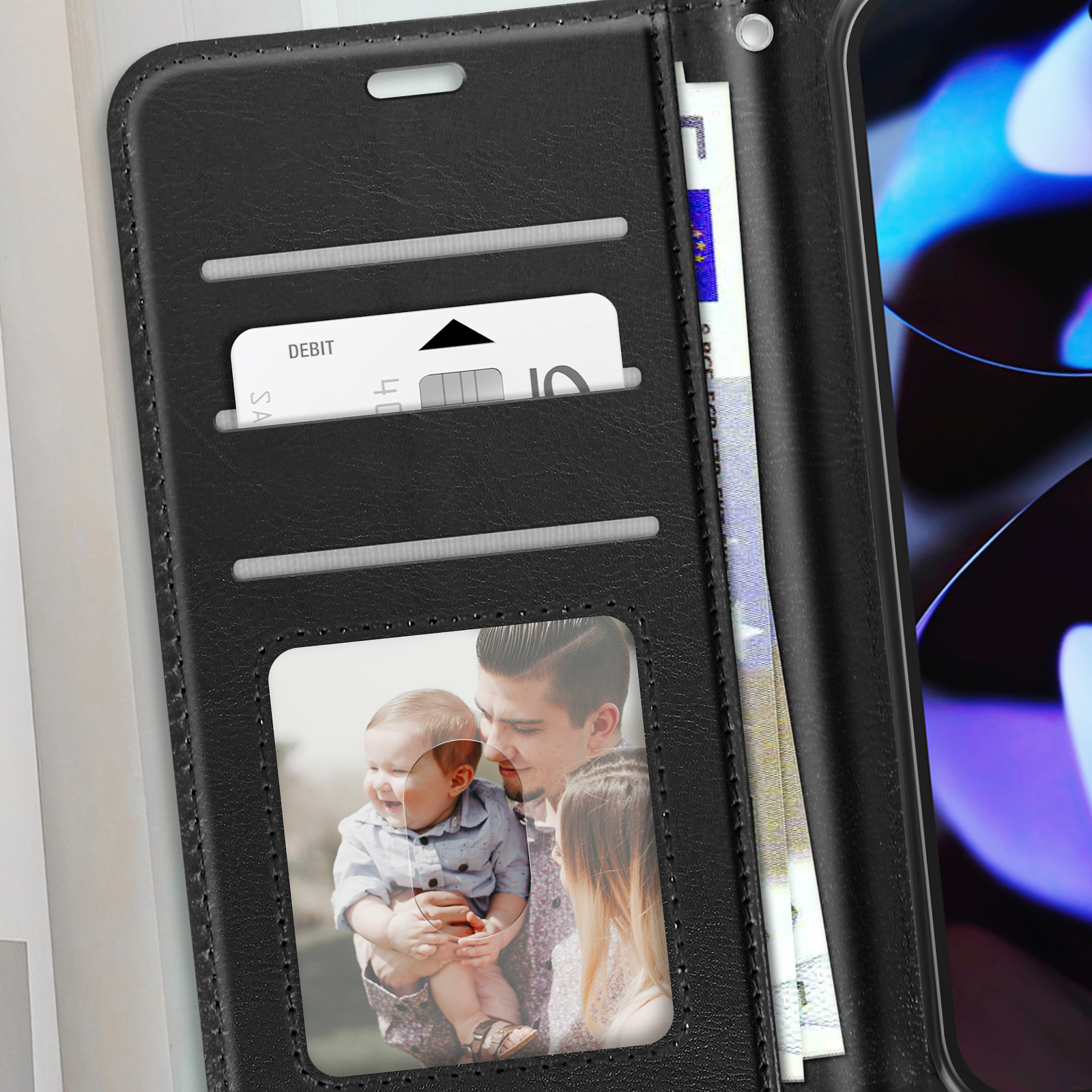 Custodia a portafoglio nera aperta che mostra carte di credito e foto di famiglia.