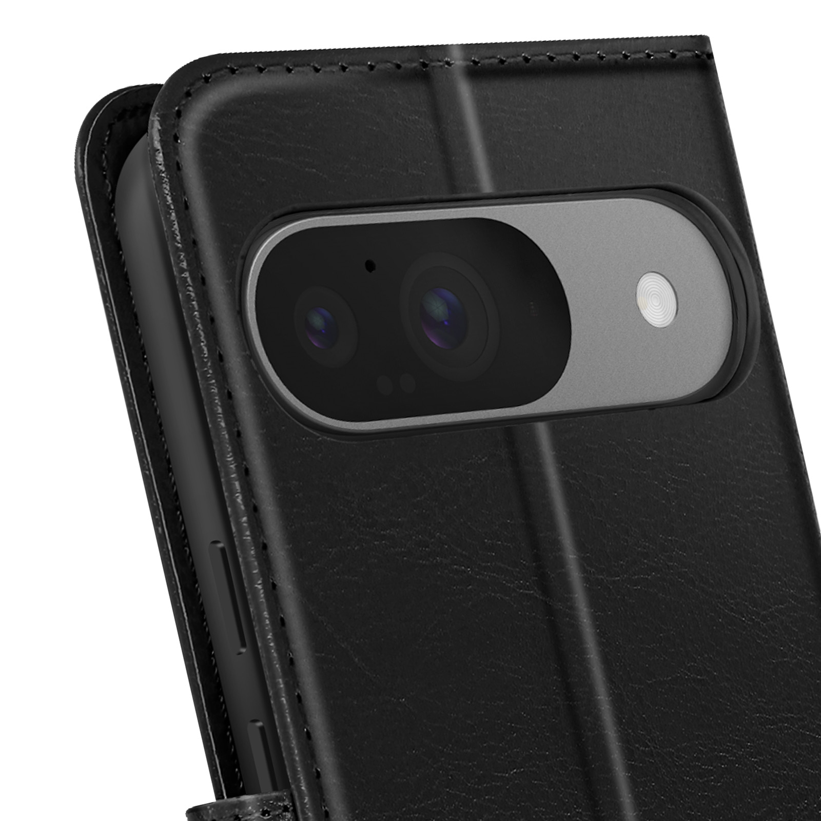 Primo piano di un telefono in una custodia di pelle nera. La fotocamera è visibile.