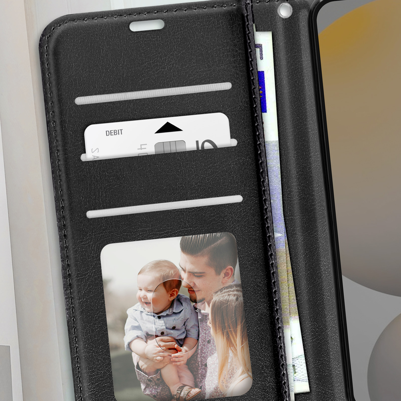 Custodia nera per telefono con fessure per carte e una foto. Visibile una foto di famiglia.