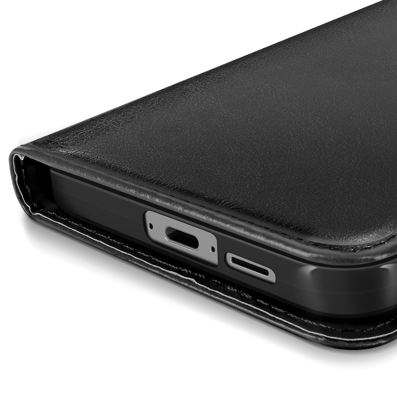 Primo piano di una custodia nera per telefono con porta di ricarica e fori per altoparlanti visibili.
