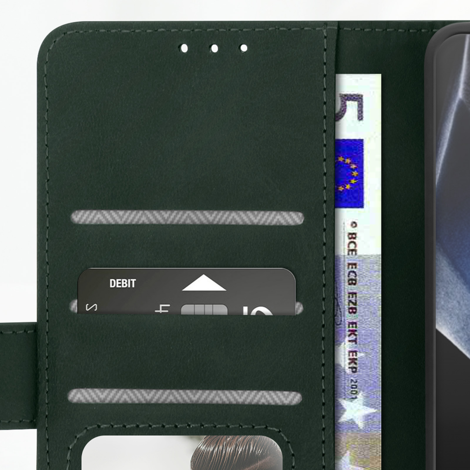 Innenseite einer grünen Handyhülle: Kartenfach, Debitkarte und 5-Euro-Schein.