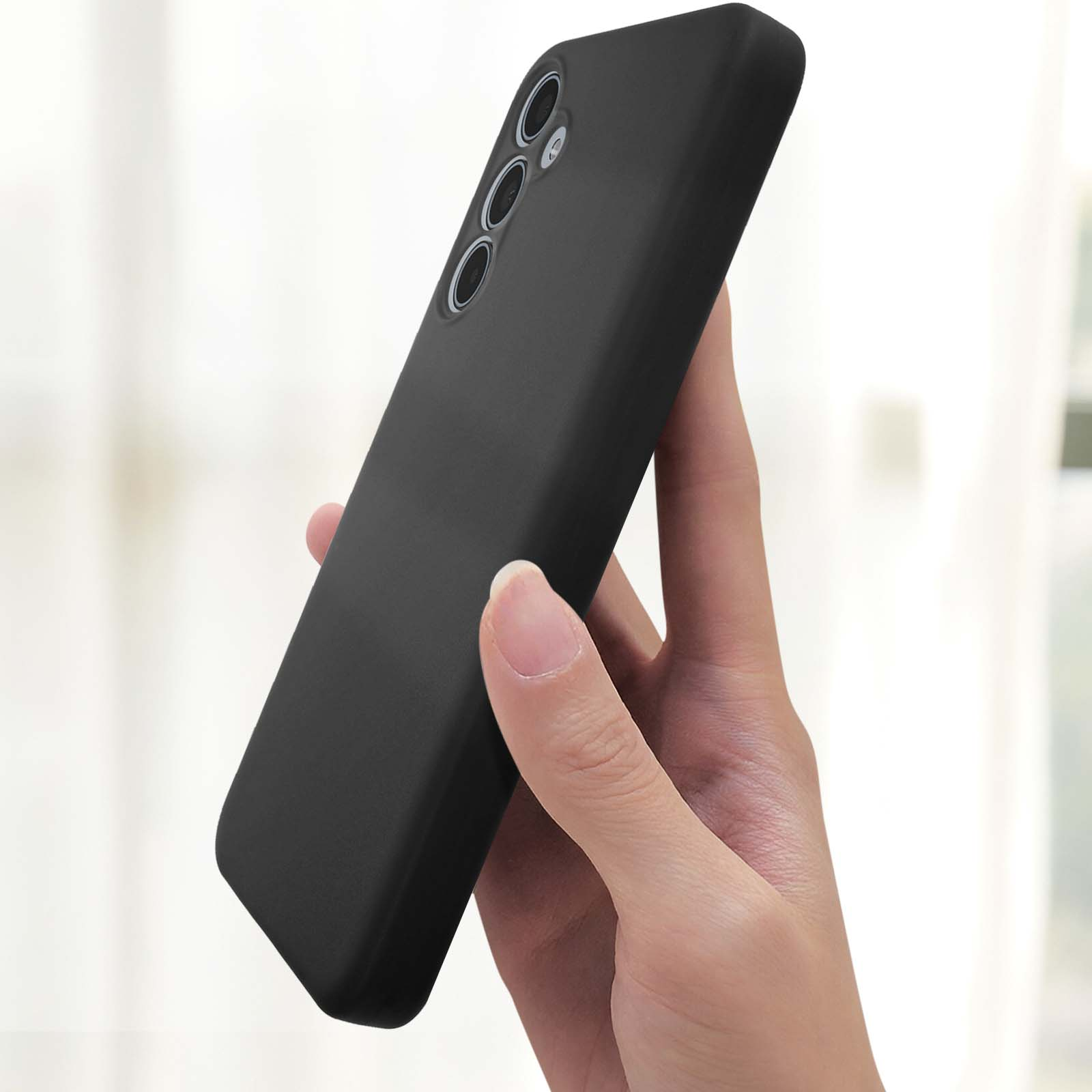 Custodia nera per telefono, una mano che tiene il telefono. Tre lenti visibili.