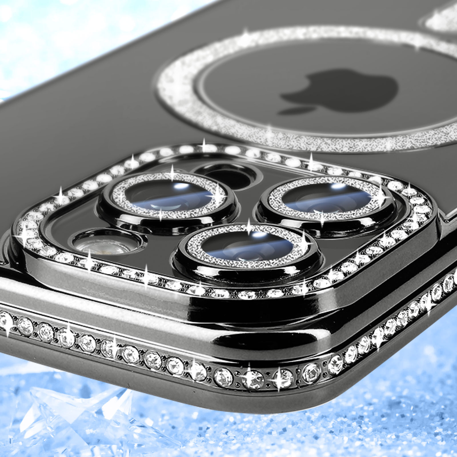 Gros plan sur une coque de téléphone noire avec des strass. Le téléphone a trois caméras.