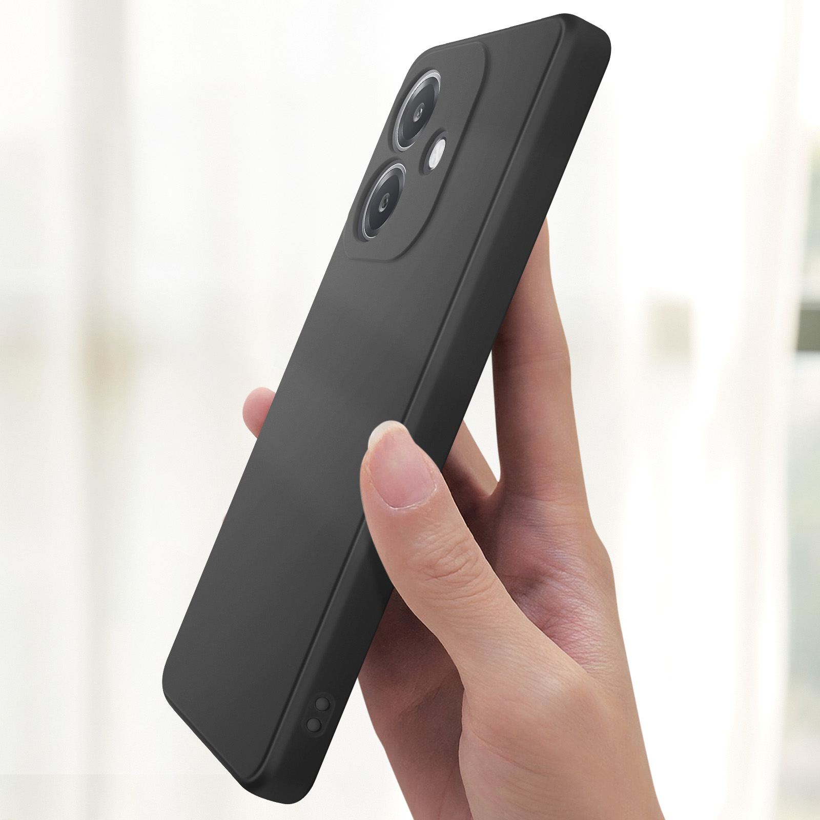 Una custodia nera. Una mano tiene la custodia. Il telefono ha due fotocamere.