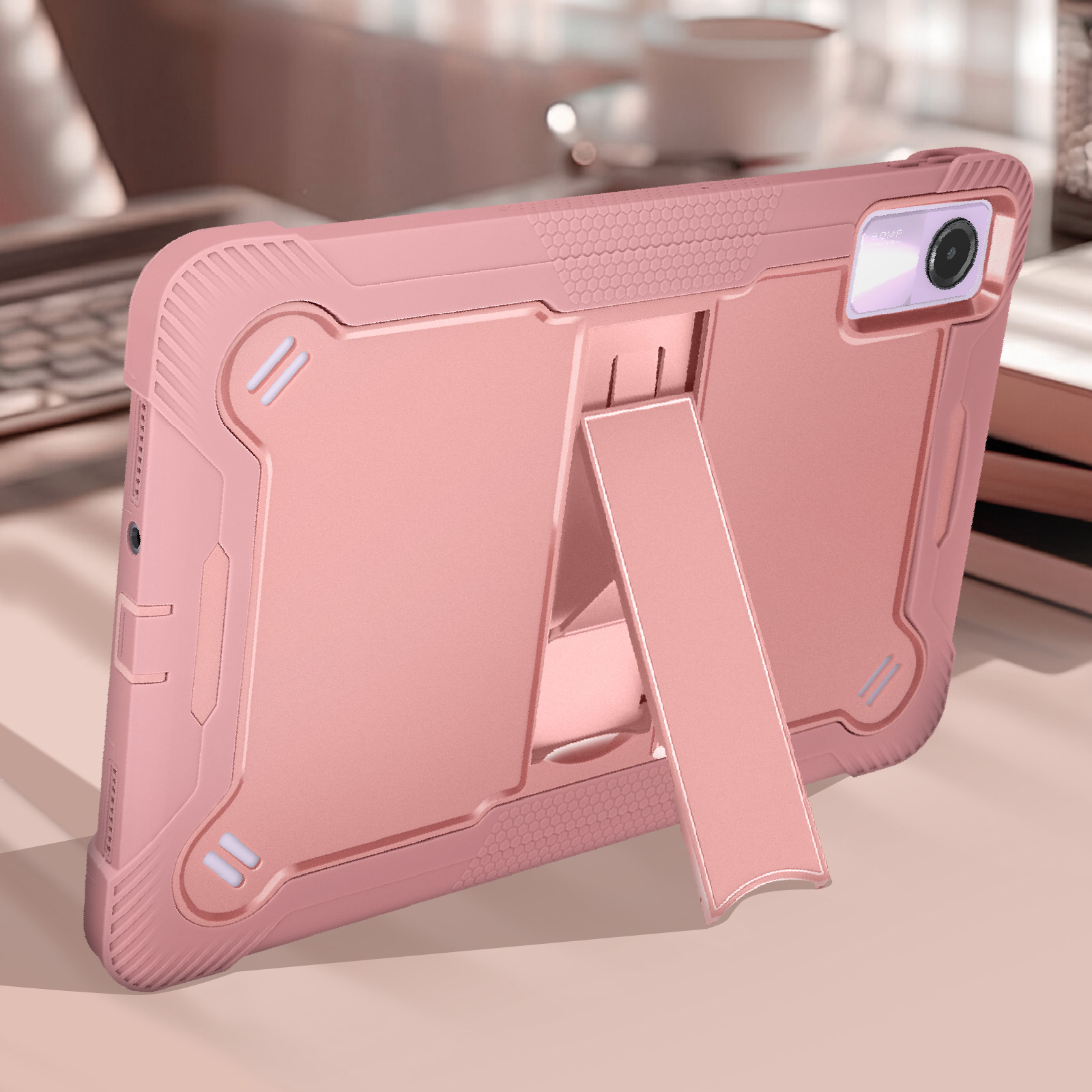 Custodia per tablet rosa con supporto, su una scrivania.