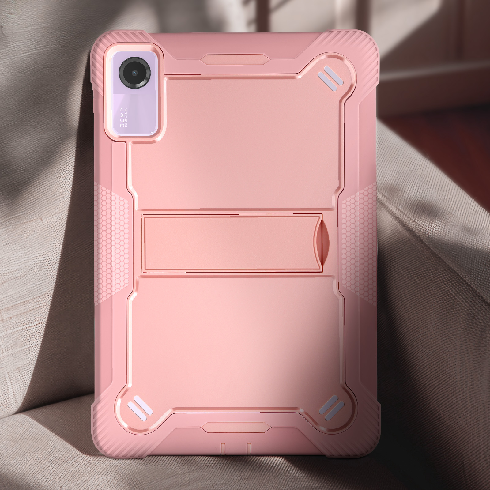 Custodia per tablet rosa su una superficie, vista posteriore.