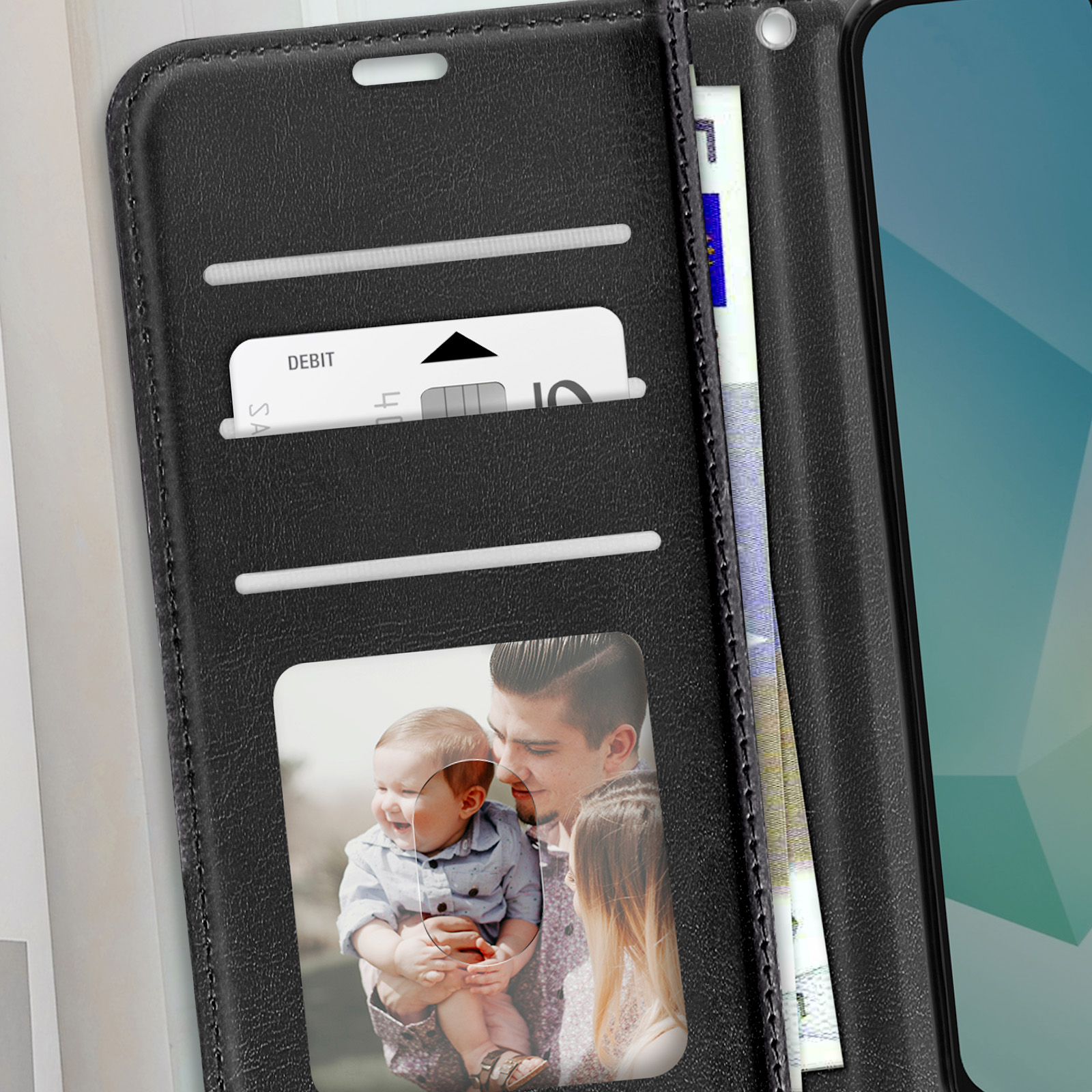 Custodia per telefono nera, aperta per rivelare un portafoglio con carta di debito, denaro e foto di famiglia.