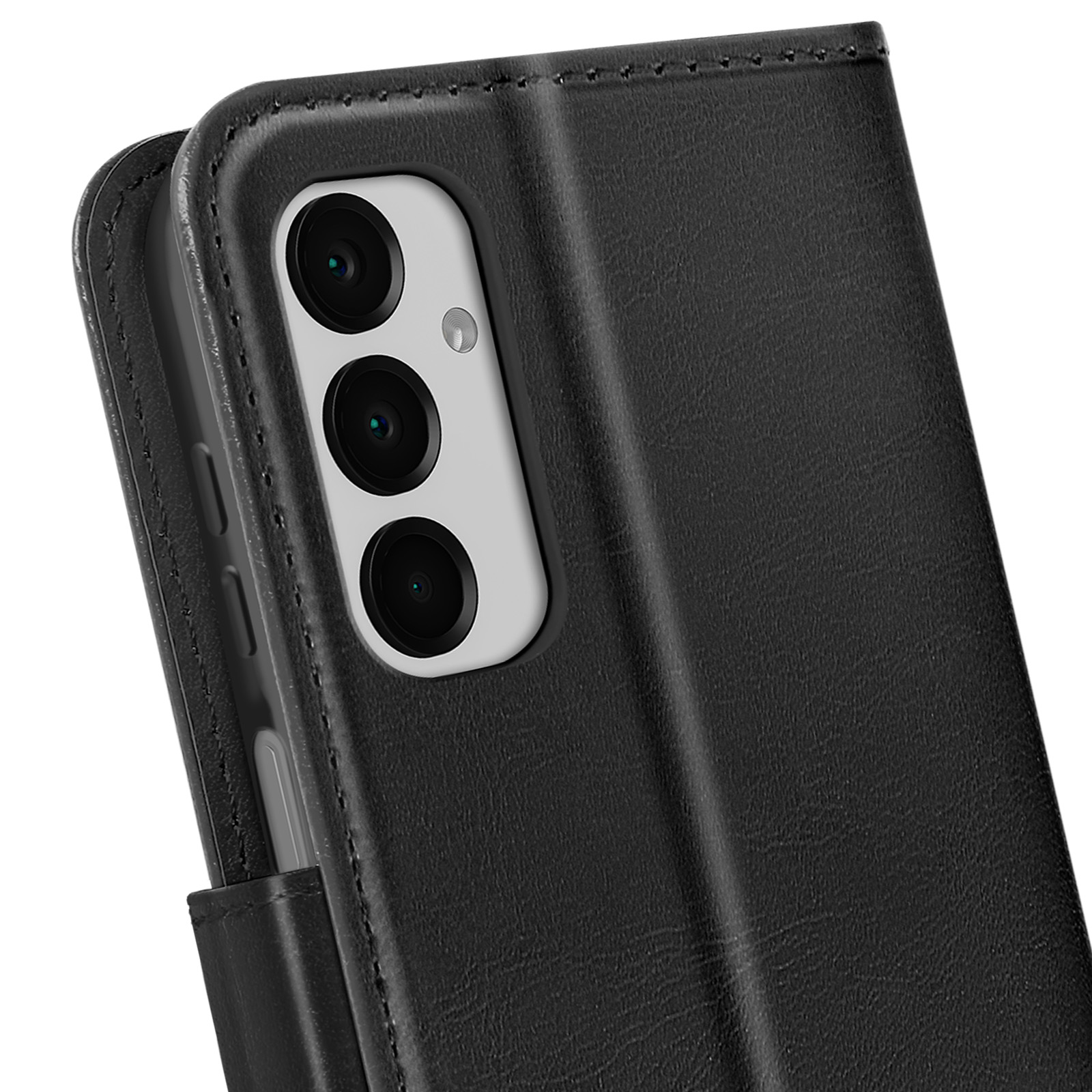 Primo piano di un telefono con tre fotocamere, all'interno di una custodia in pelle nera.