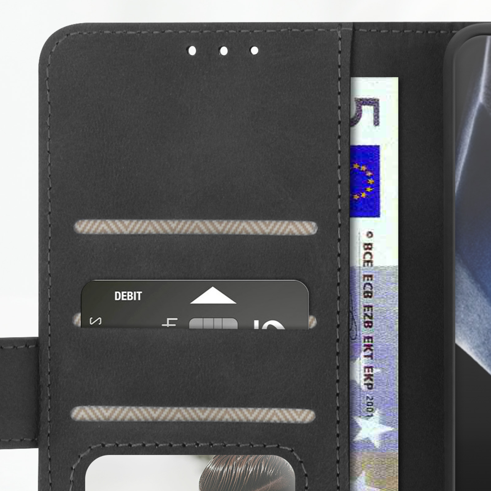Eine schwarze Handyhülle ist geöffnet und zeigt ein Telefon, eine Karte und eine Rechnung. Die Hülle liegt auf einer Oberfläche.