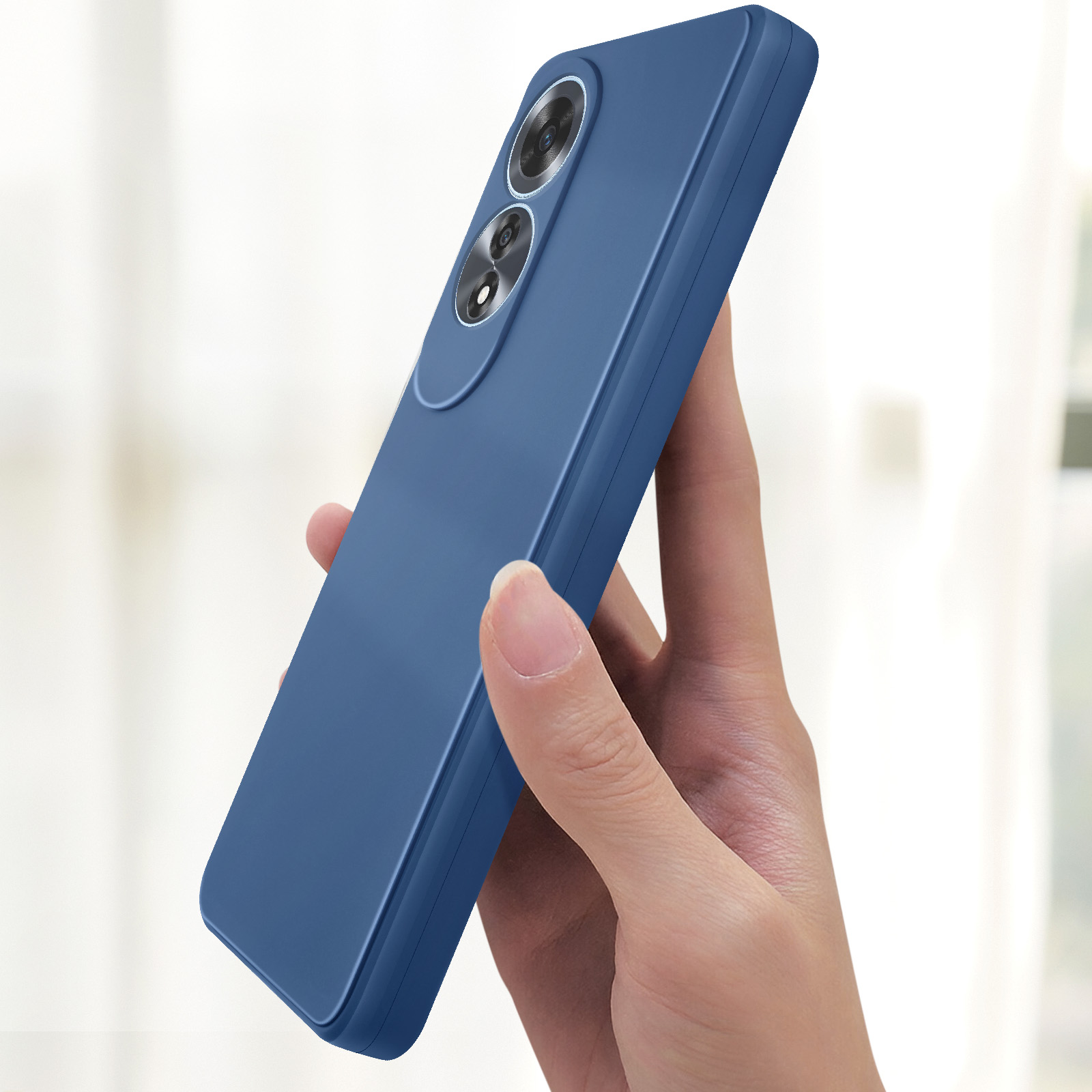 Una mano tiene un telefono e una custodia blu. La custodia è sul telefono. Il telefono è blu.