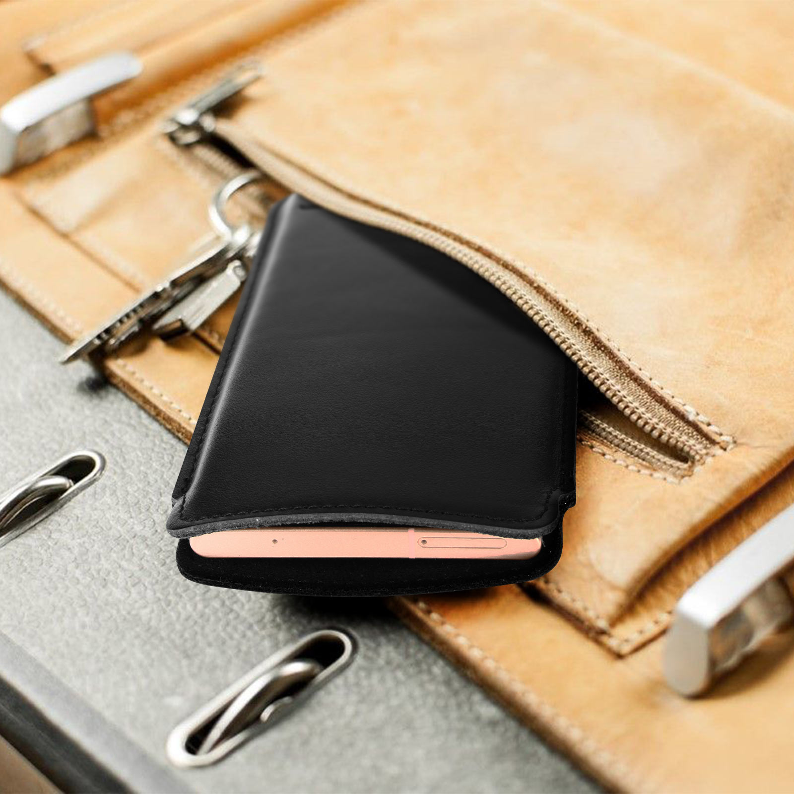 Una custodia per telefono nera è all'interno di una borsa di pelle. La custodia è parzialmente visibile.