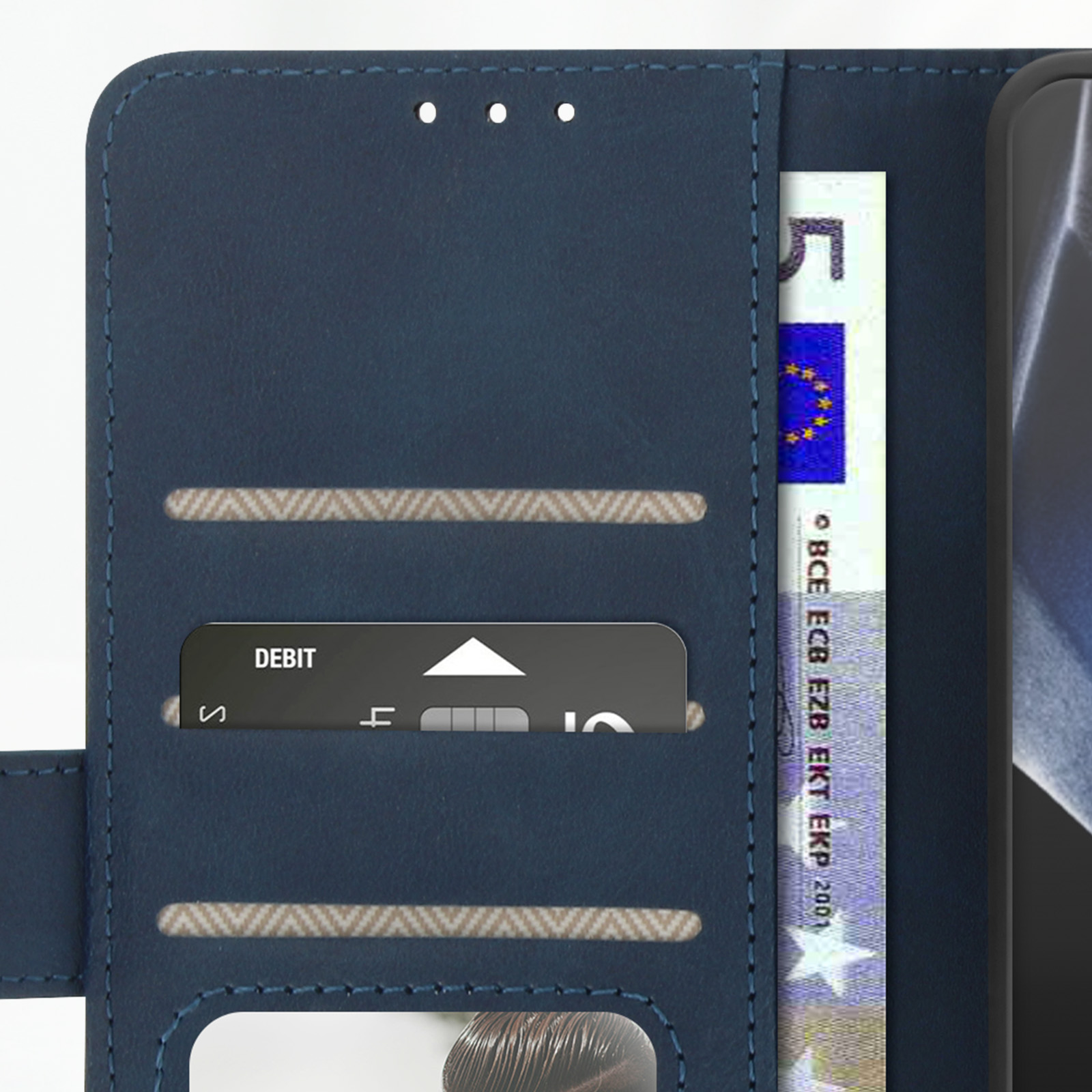 Nahaufnahme des blauen Brieftaschen-Handyhüllen-Inneren. Zeigt Debitkarte und Euro-Schein.