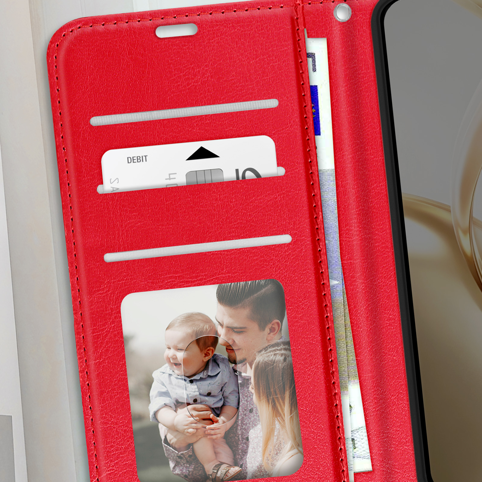 Custodia rossa, aperta, con telefono, carte e foto all'interno. Sfondo bianco.