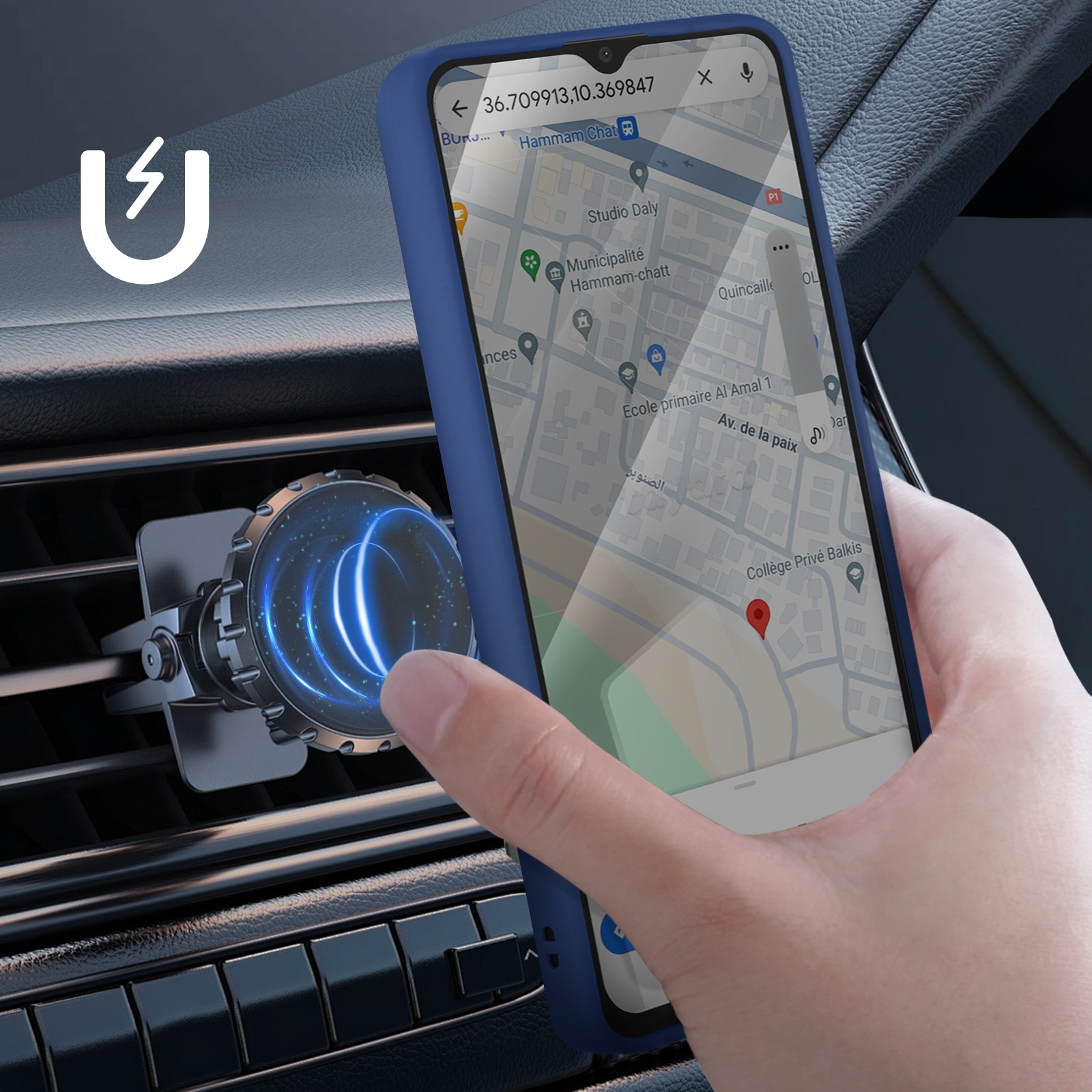 Mano che tiene un telefono con custodia blu su supporto magnetico auto.