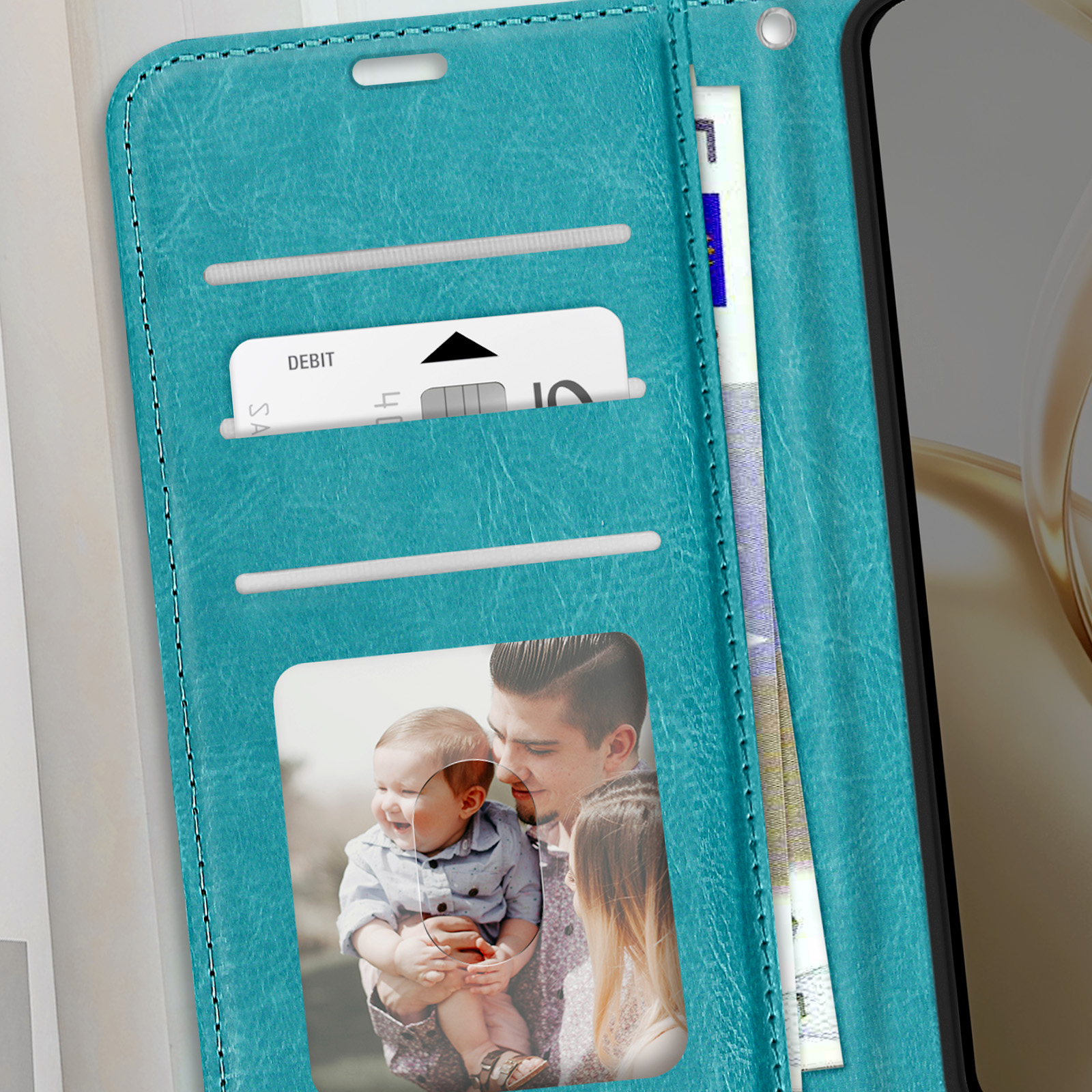 Custodia per telefono verde acqua aperta, che mostra una foto di una famiglia, una carta e denaro.