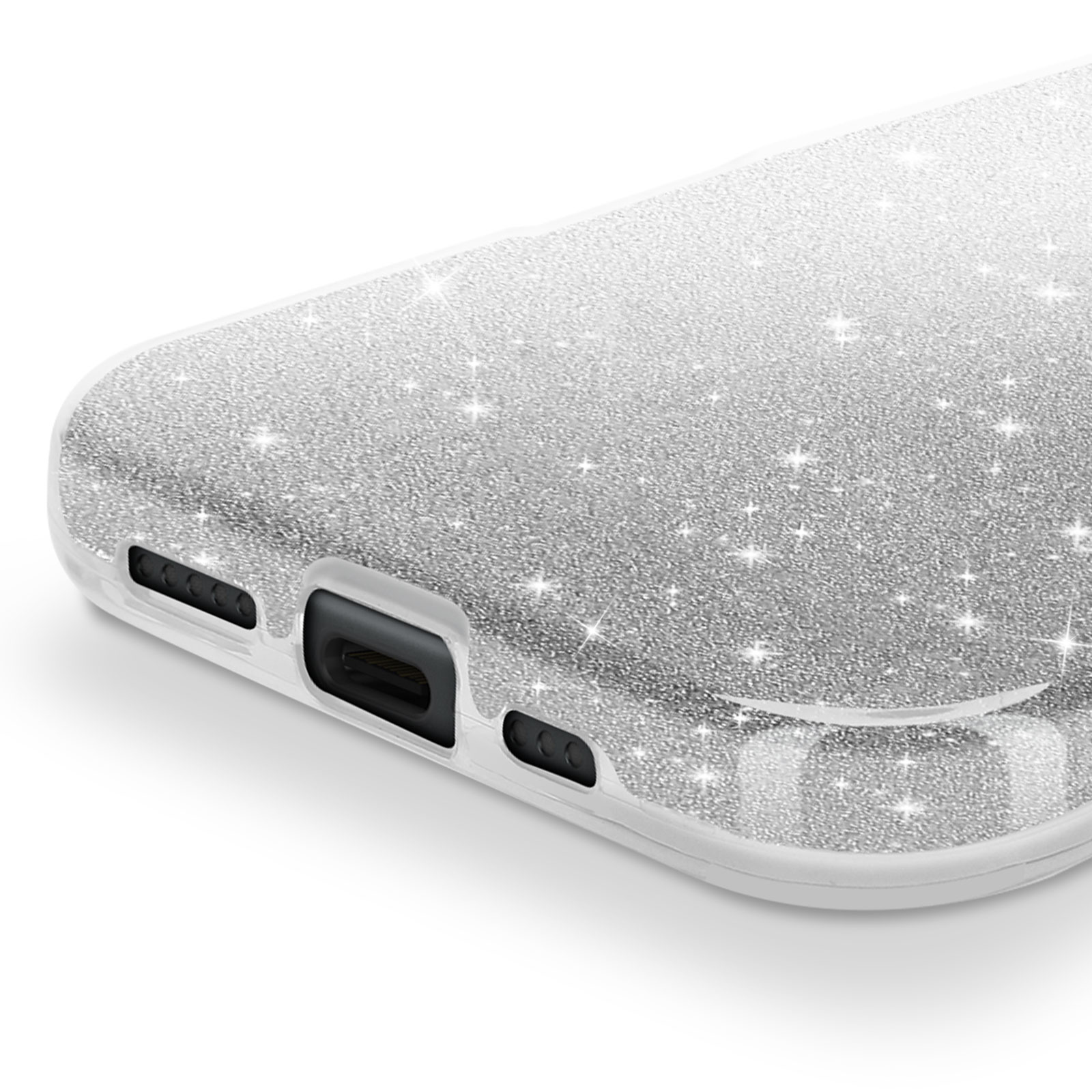 Primo piano di una custodia per telefono argentata glitterata. La porta di ricarica del telefono è visibile.