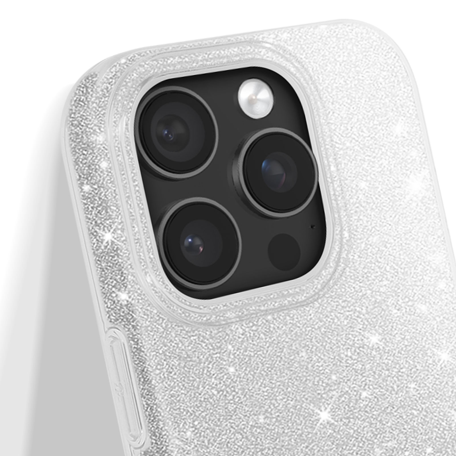 Primo piano di una custodia per telefono glitterata argentata. Mostra tre fotocamere e i glitter.