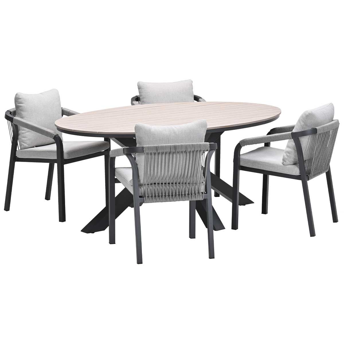 Eetset voor buiten. Ovale tafel met licht houten blad, vier stoelen met grijze kussens en touwen rugleuningen, zwarte frames.