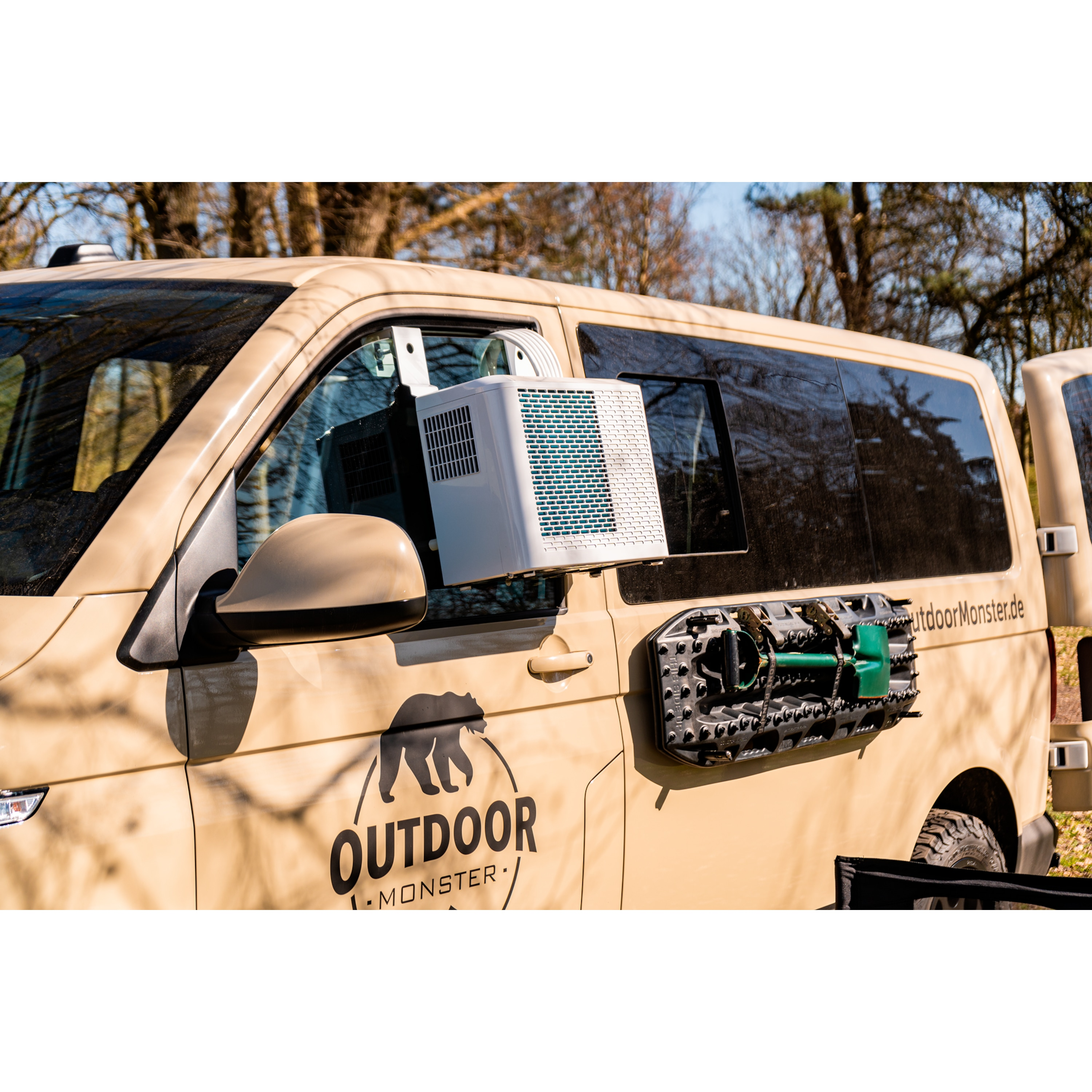 Biało-niebieski klimatyzator zewnętrzny jest zamontowany na brązowym vanie.