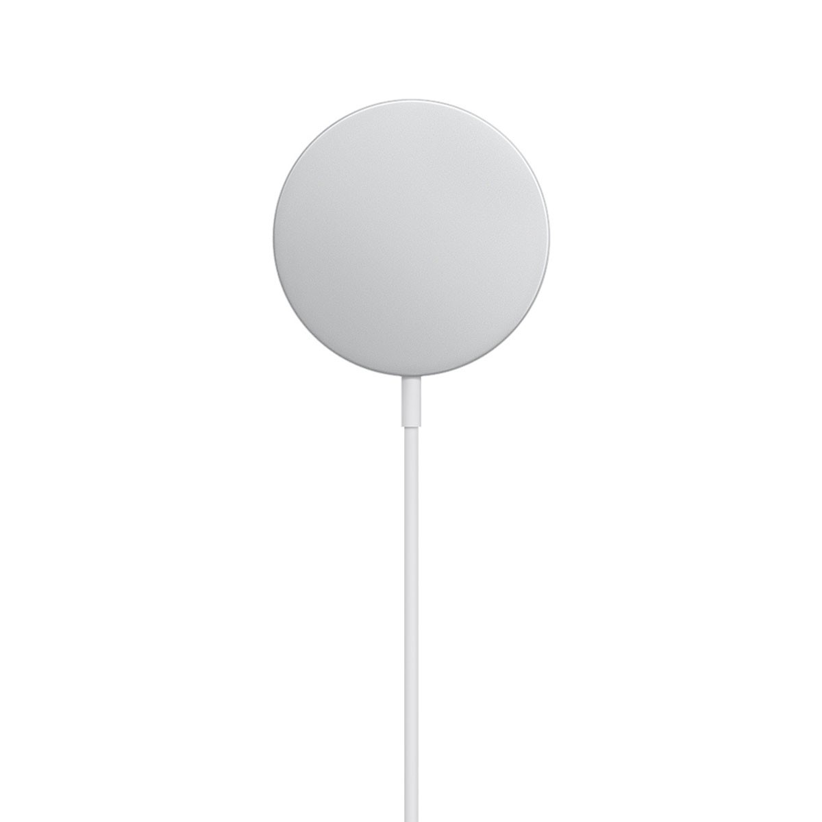 Weißes, rundes, kabelloses Ladegerät mit weißem Kabel auf weißem Hintergrund.