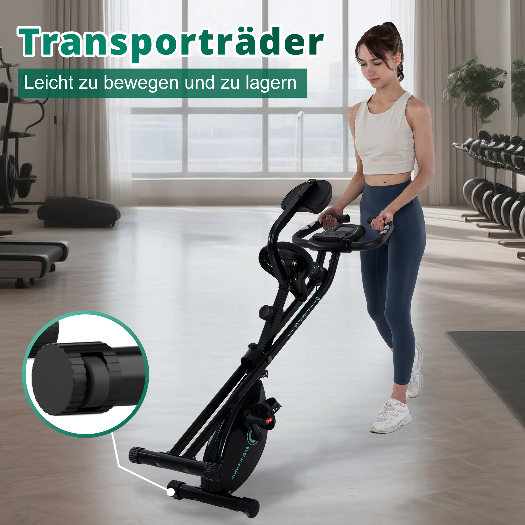 Frau bewegt ein schwarzes Heimtrainer mit Transporträdern in einem Fitnessstudio. Das Bild zeigt die einfache Transportierbarkeit des Fahrrads.