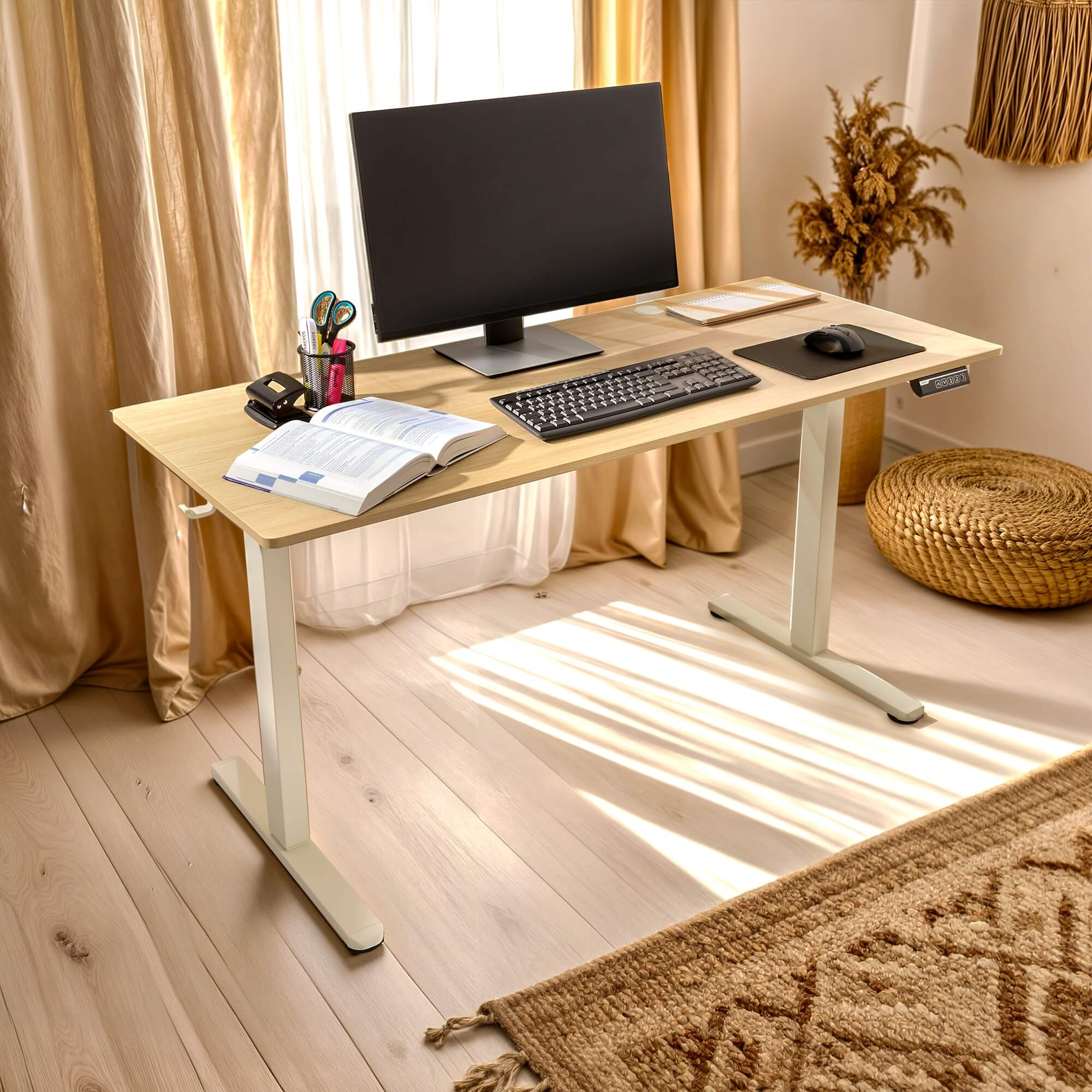 Büroeinrichtung mit Stehpult, Monitor und Zubehör. Enthält einen Teppich, Vorhänge und eine dekorative Vase.