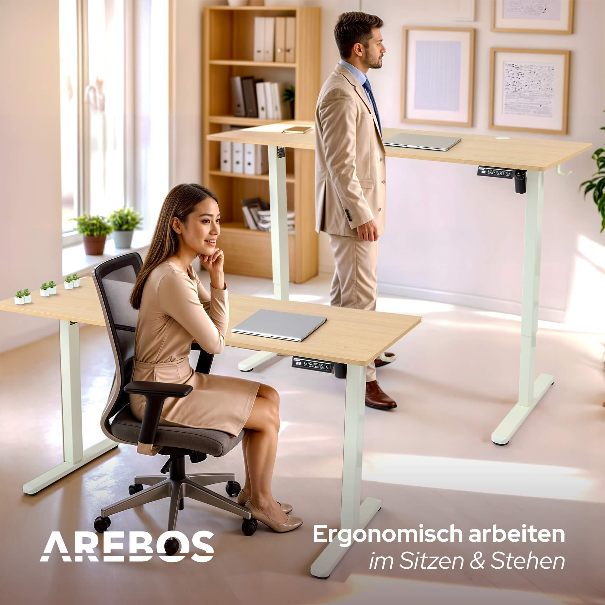 Eine Frau und ein Mann arbeiten am Schreibtisch. Die Frau sitzt auf einem Stuhl und der Mann steht. Der Schreibtisch hat weiße Beine.