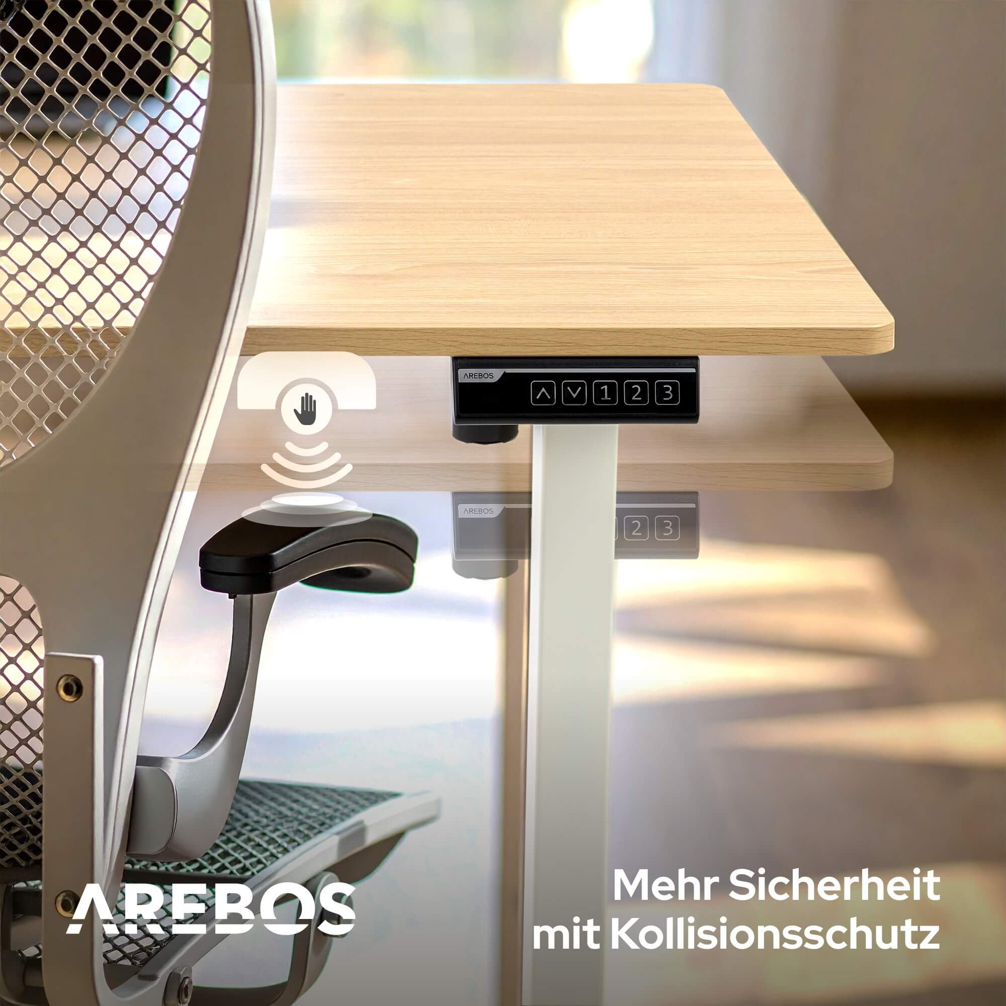 Nahaufnahme eines Schreibtisches mit Stuhl. Zeigt die Kollisionsschutzfunktion und das AREBOS-Logo.