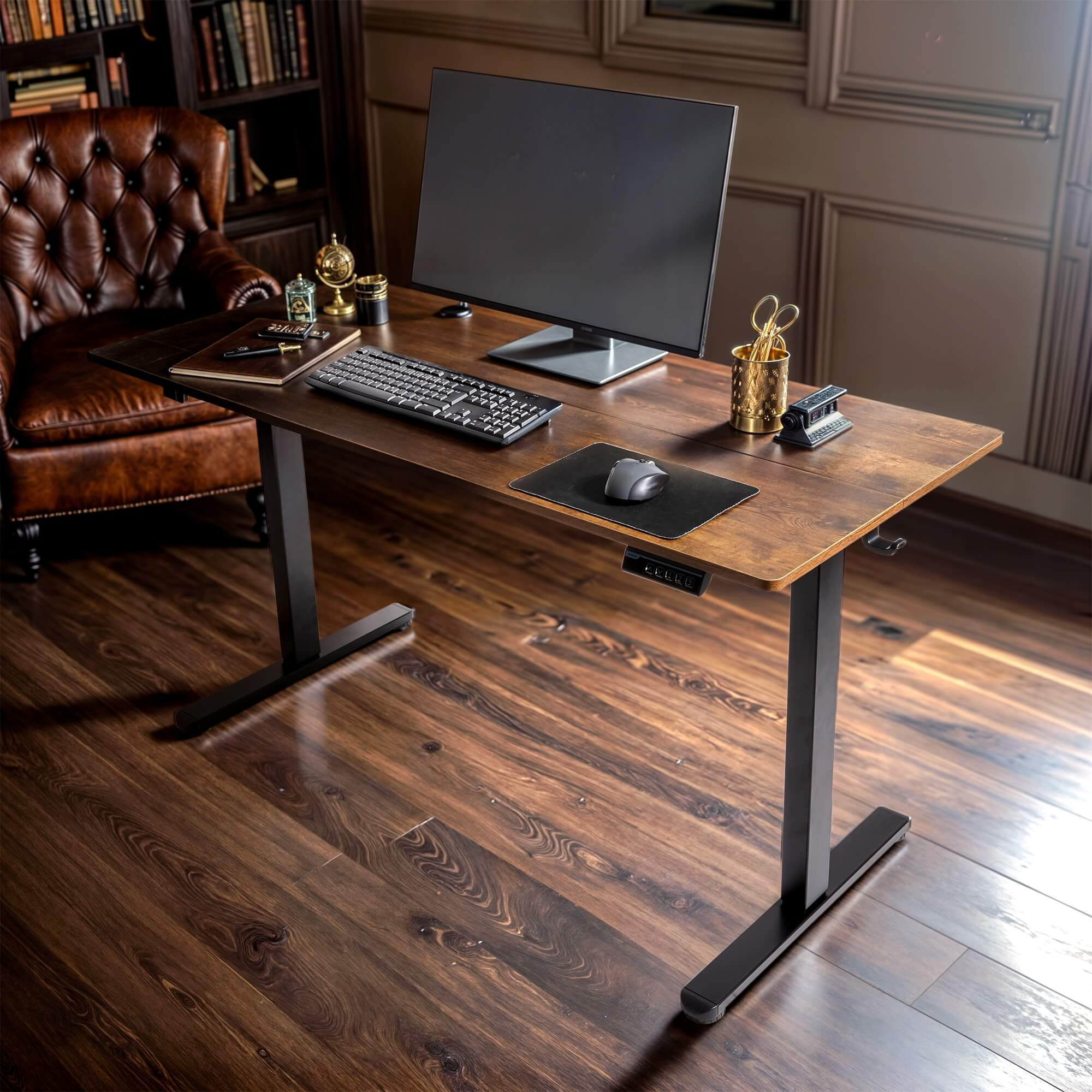 Holzschreibtisch mit Monitor, Tastatur und Maus. In Büroumgebung mit Lederstuhl und Bücherregal.
