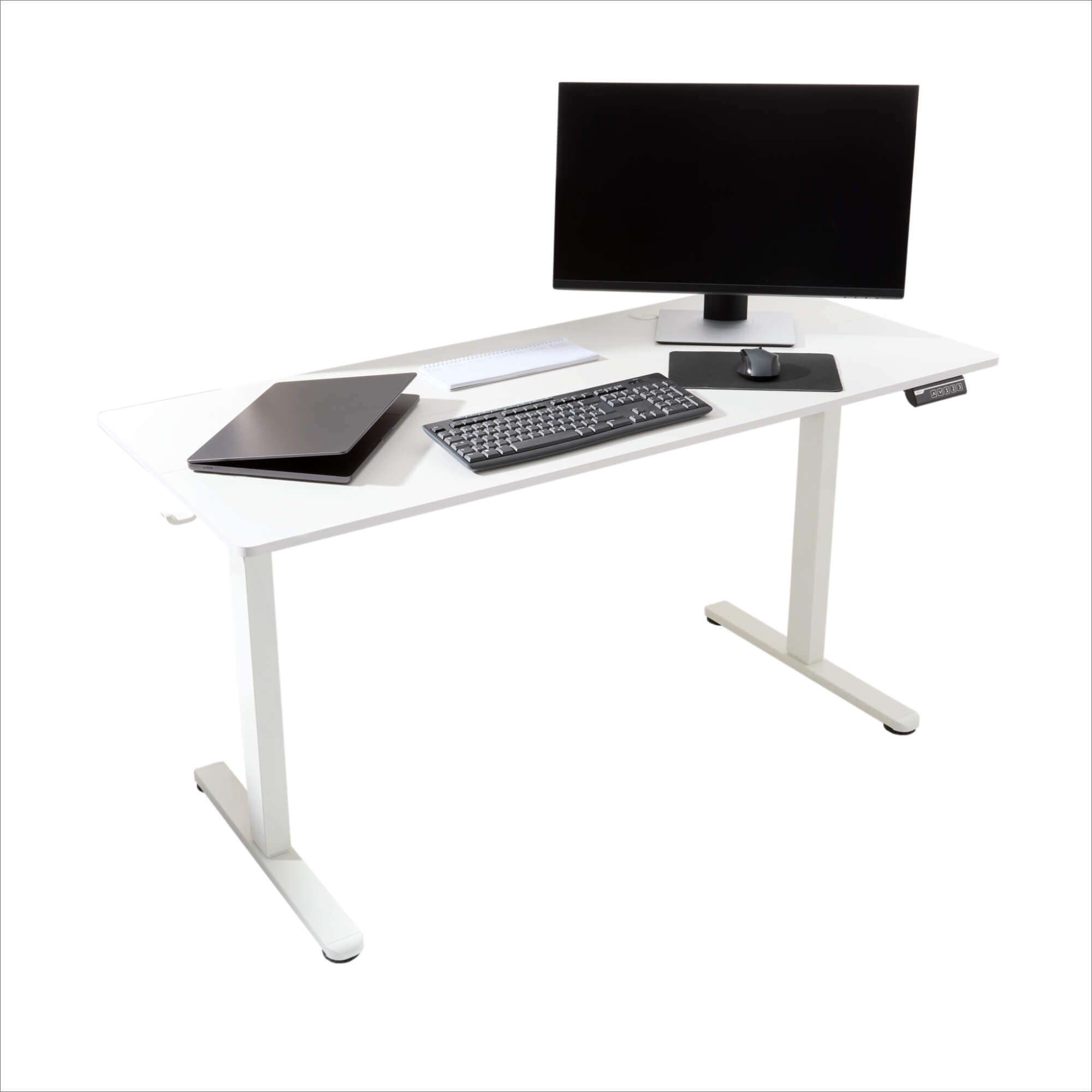 Weißer, höhenverstellbarer Schreibtisch mit Monitor, Tastatur und Laptop. Hat Bedienfeld und Haken. Schwarzes Mauspad. Weißer Hintergrund.