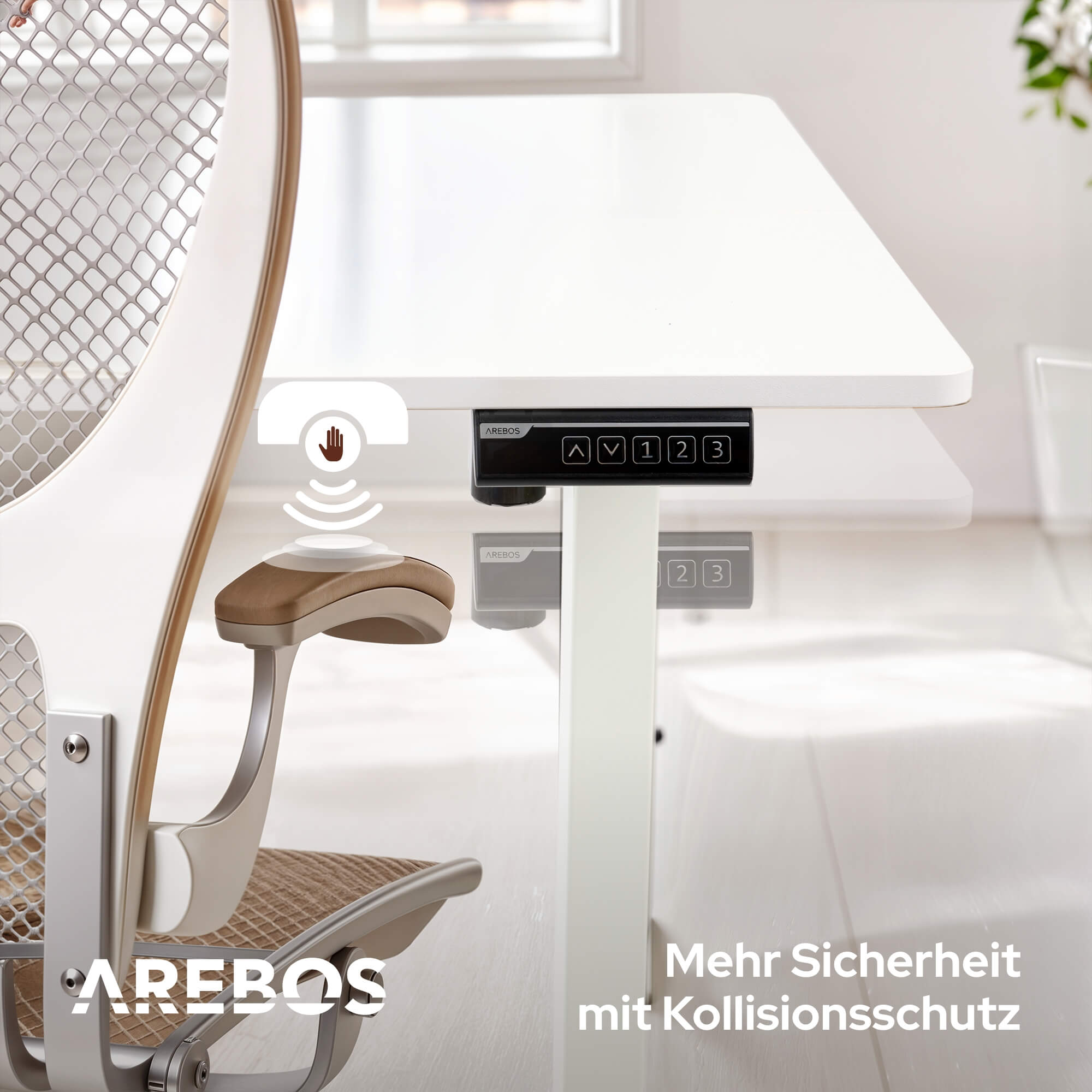 Nahaufnahme des Bedienfelds auf einem weißen Schreibtisch. Zeigt Höhenverstellung und Kollisionsschutz.