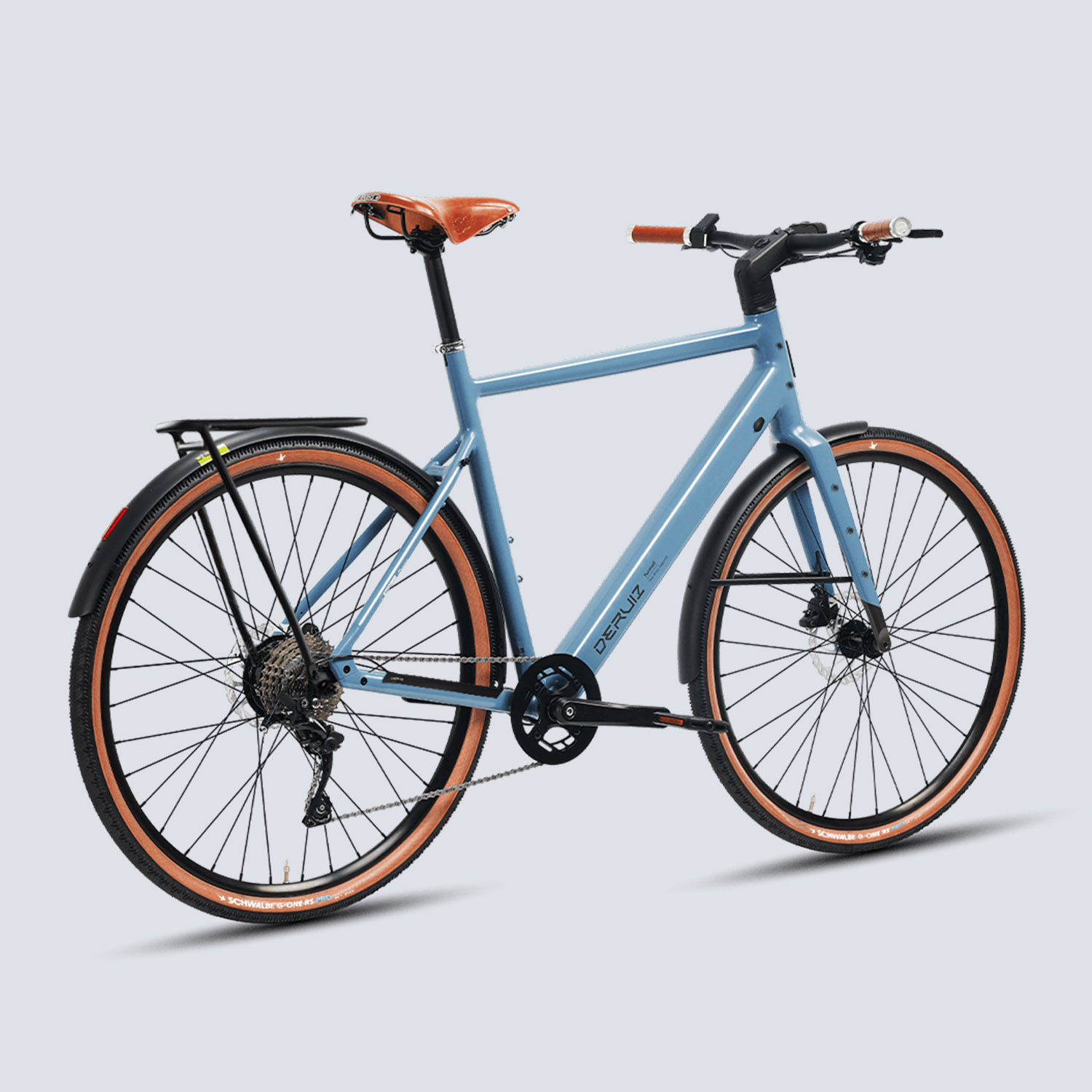 Blaues Fahrrad mit braunem Sattel und Reifen. Schwarze Details. DERUIZ-Logo. Hellgrauer Hintergrund. Schräge Ansicht.