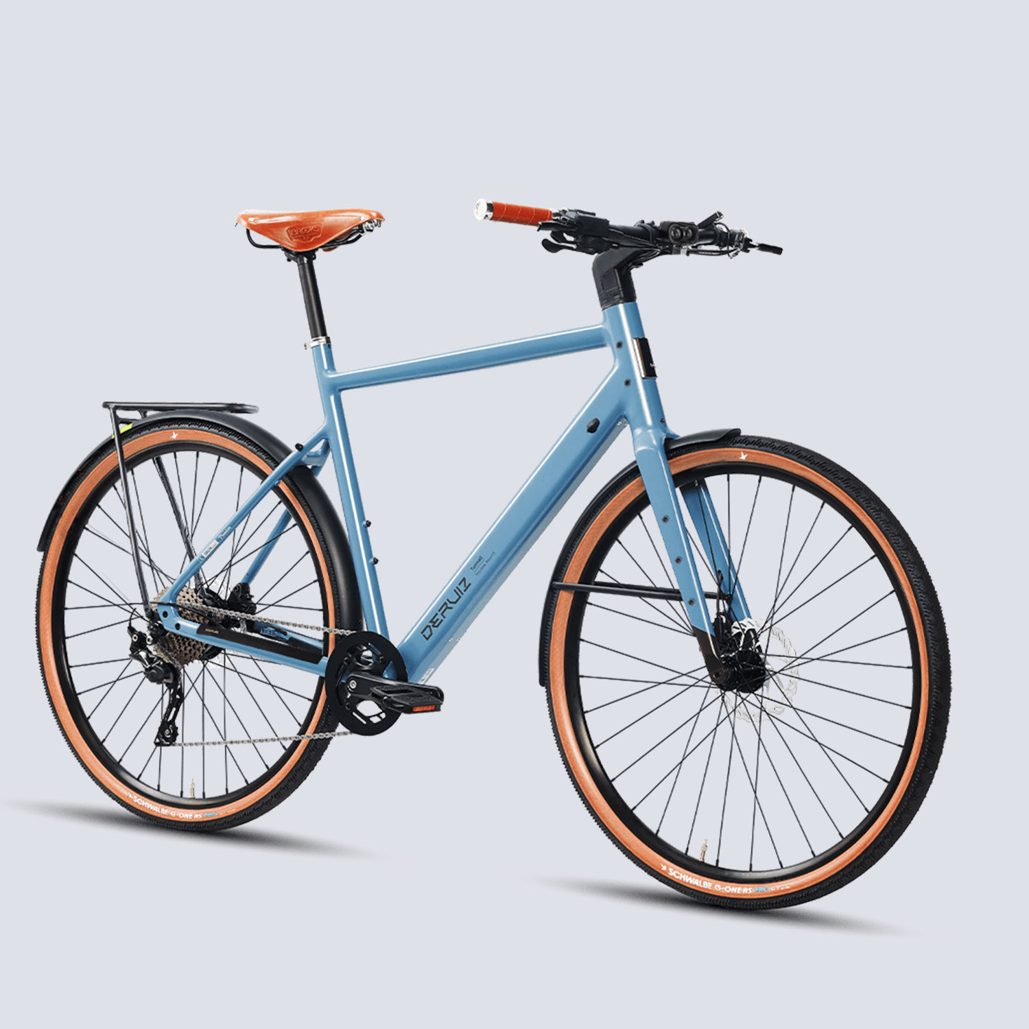 Blaues Fahrrad. Brauner Sattel und Reifen. Schwarze Details. DERUIZ-Logo. Hellgrauer Hintergrund. Vorderansicht.