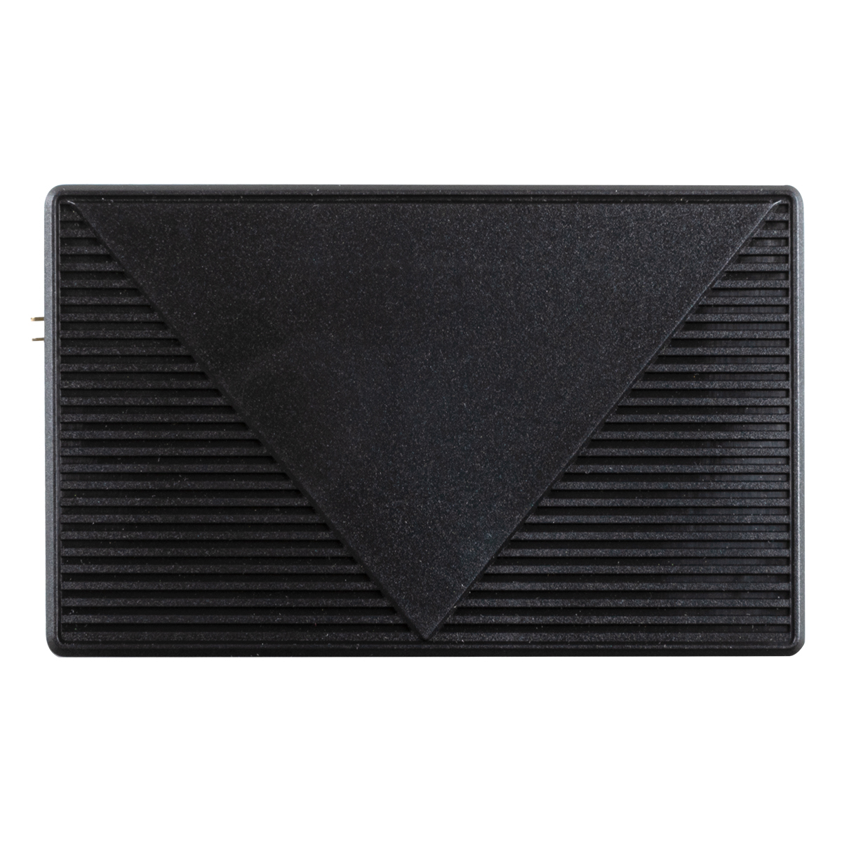 Dispositivo rettangolare nero con un design triangolare sulla parte superiore e linee orizzontali. Sfondo bianco.